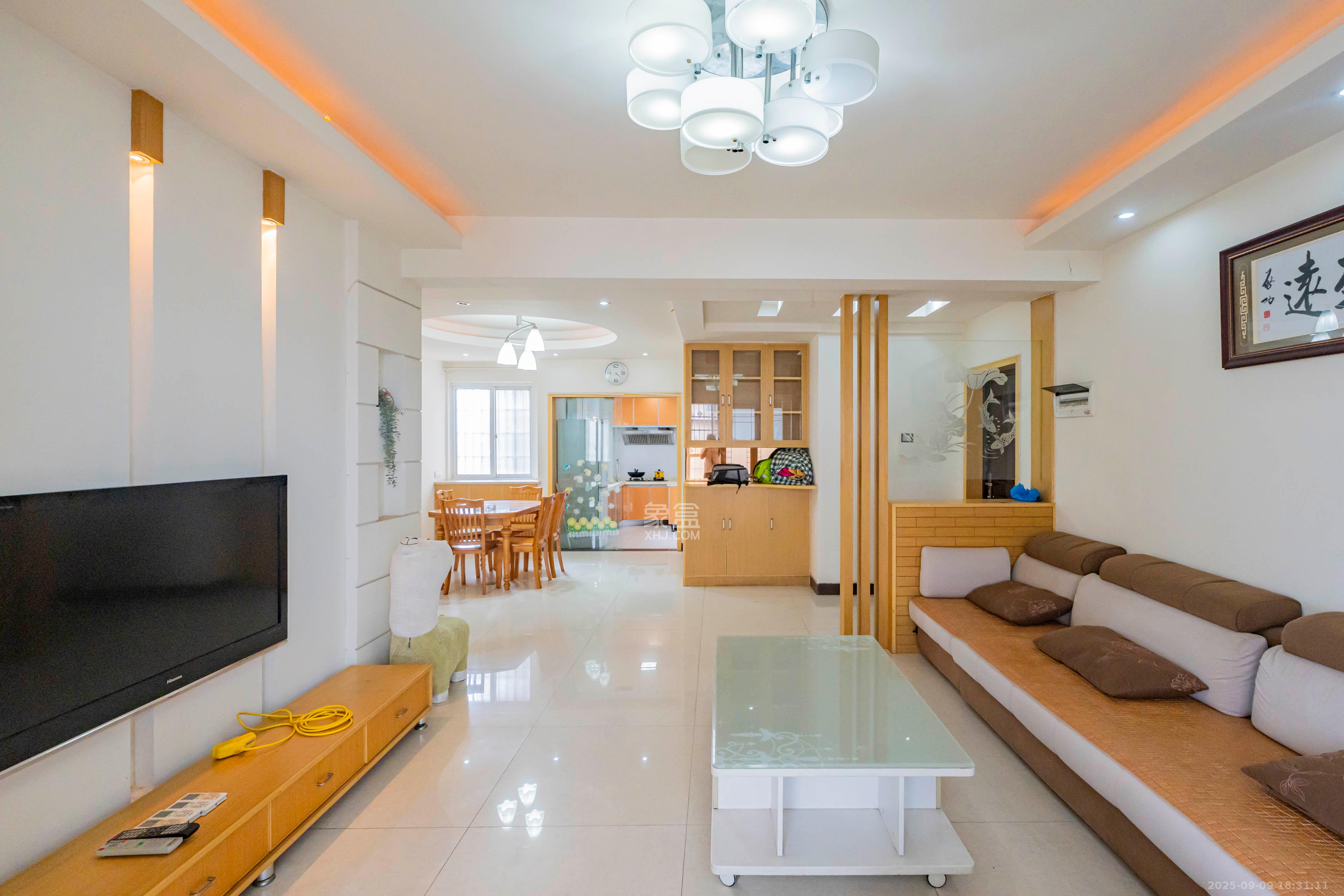 月湖兰庭  3室2厅2卫    100.0万客厅