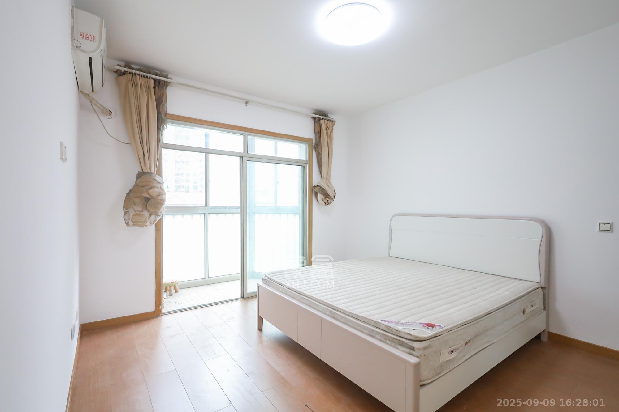 香海西岸  3室2厅2卫    130.0万 香海西岸  3室2厅2卫    130.0万卧室