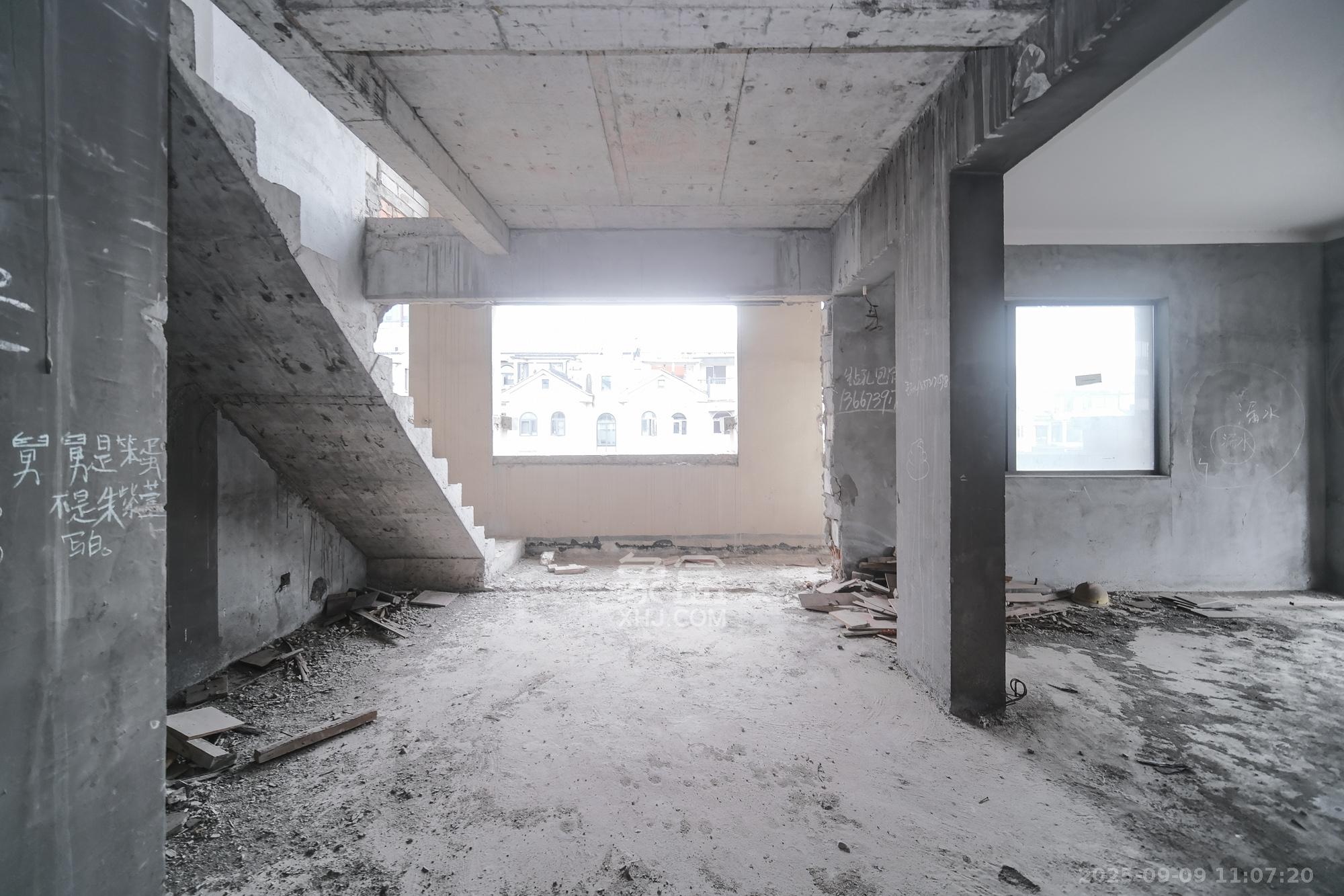 艾美潇湘  5室2厅3卫    148.0万