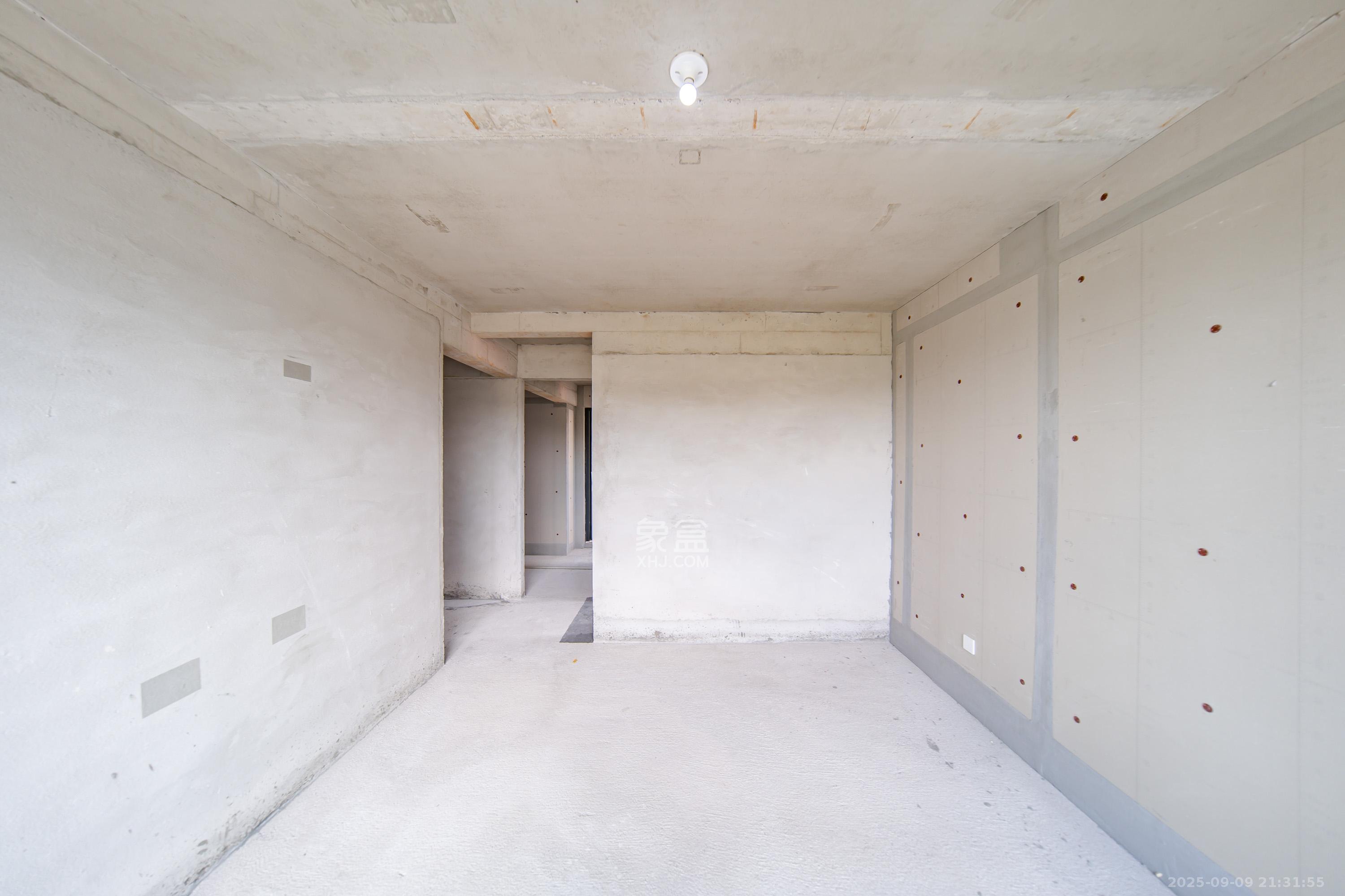 中建钰山湖  4室2厅2卫   210.00万卧室