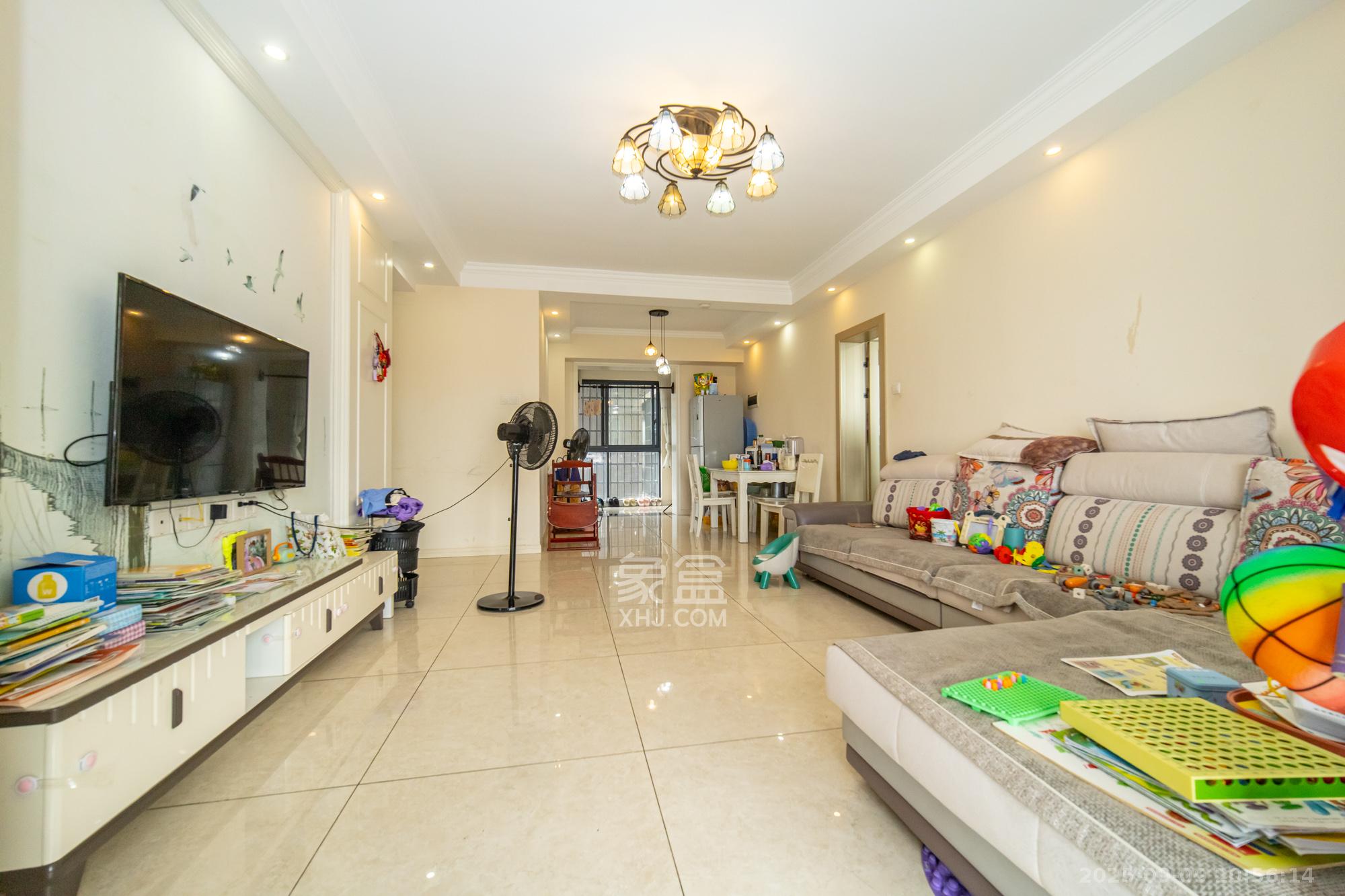 丰源国际  3室2厅2卫    82.0万客厅