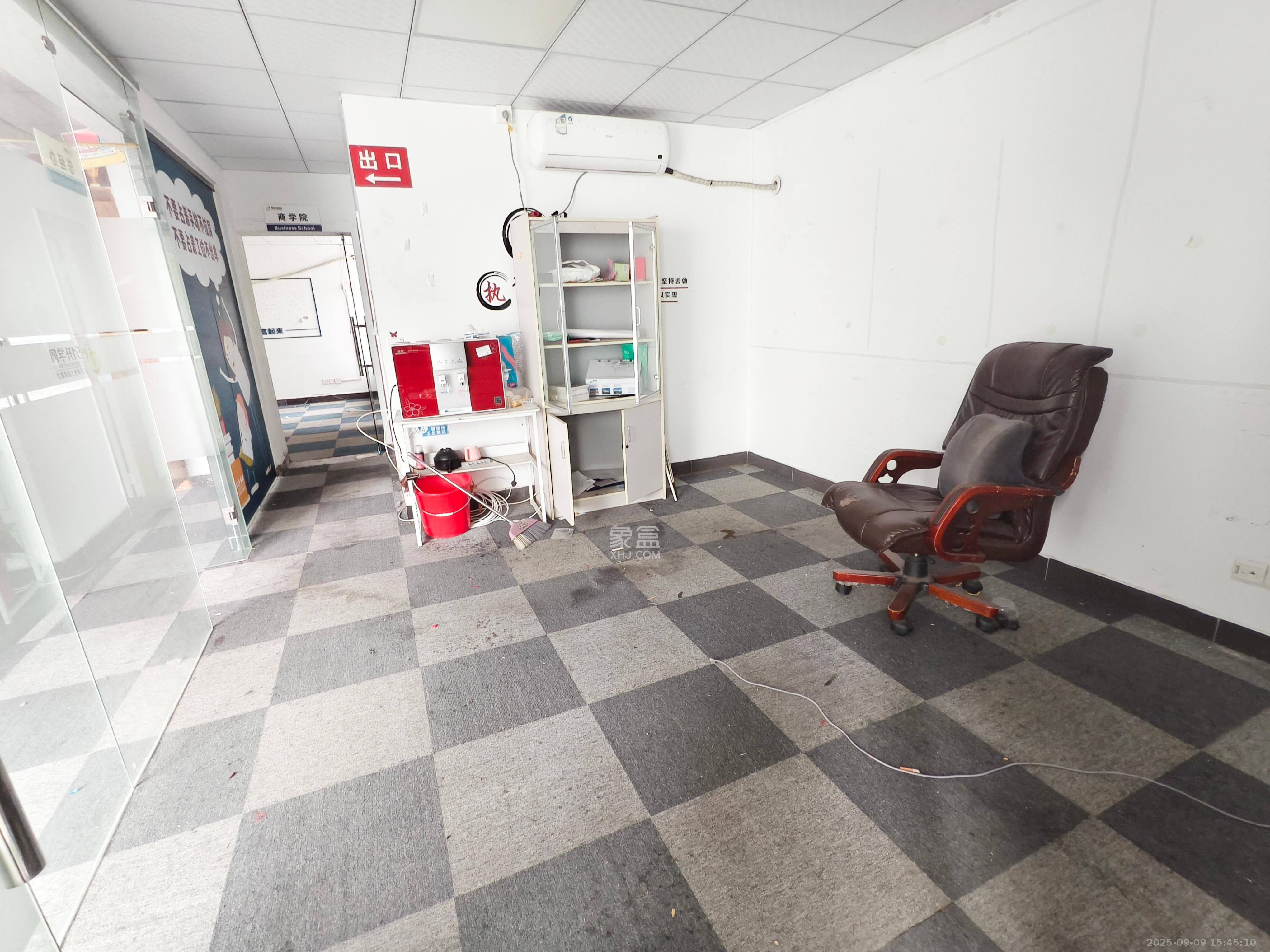 都市阳光大厦 6室2厅2卫 3700.0元/月 都市阳光大厦 6室2厅2卫 3700.0元/月室内图