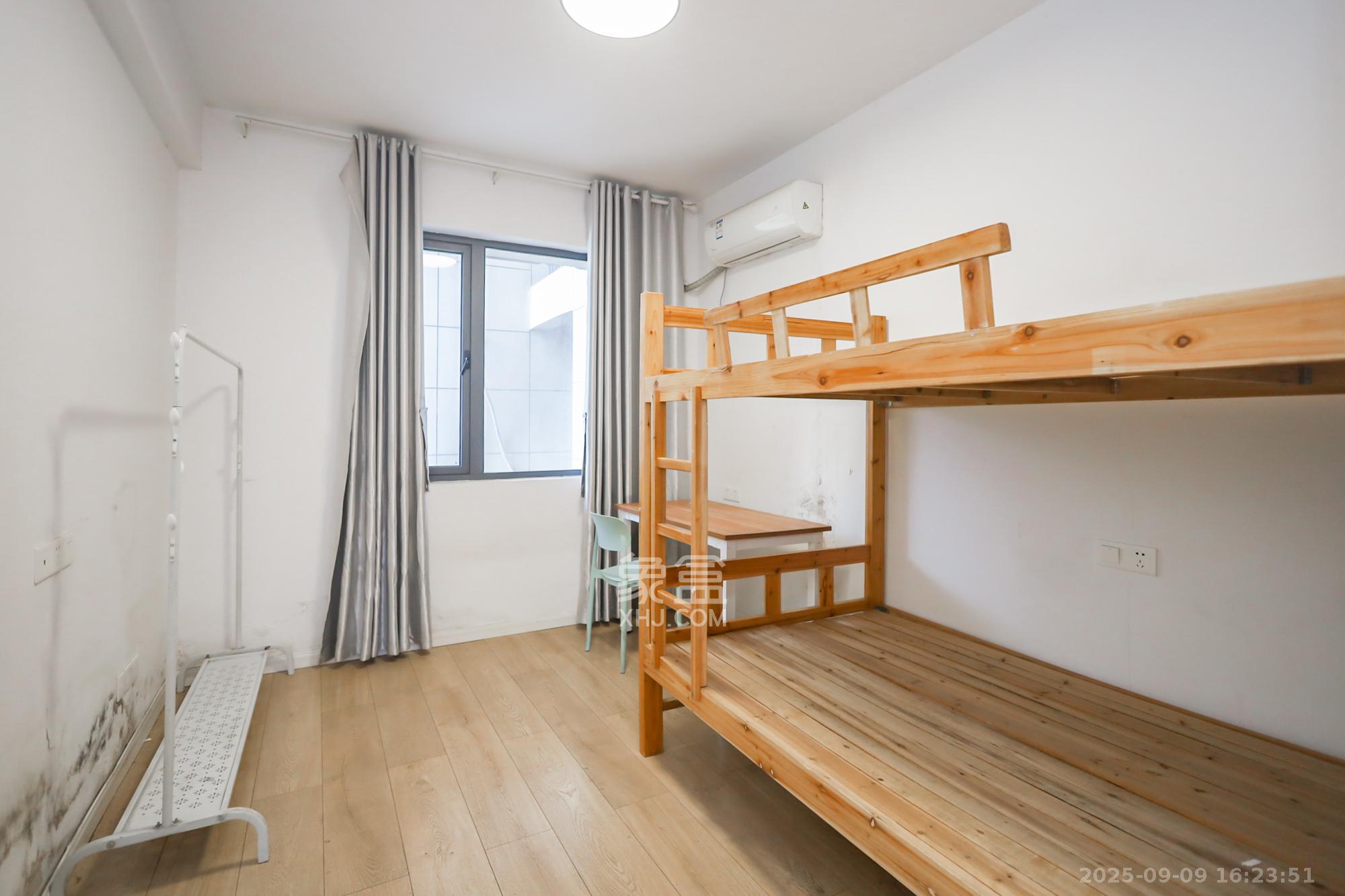 蓝光雍锦阁 3室2厅2卫 136.0万 蓝光雍锦阁 3室2厅2卫 136.0万卧室