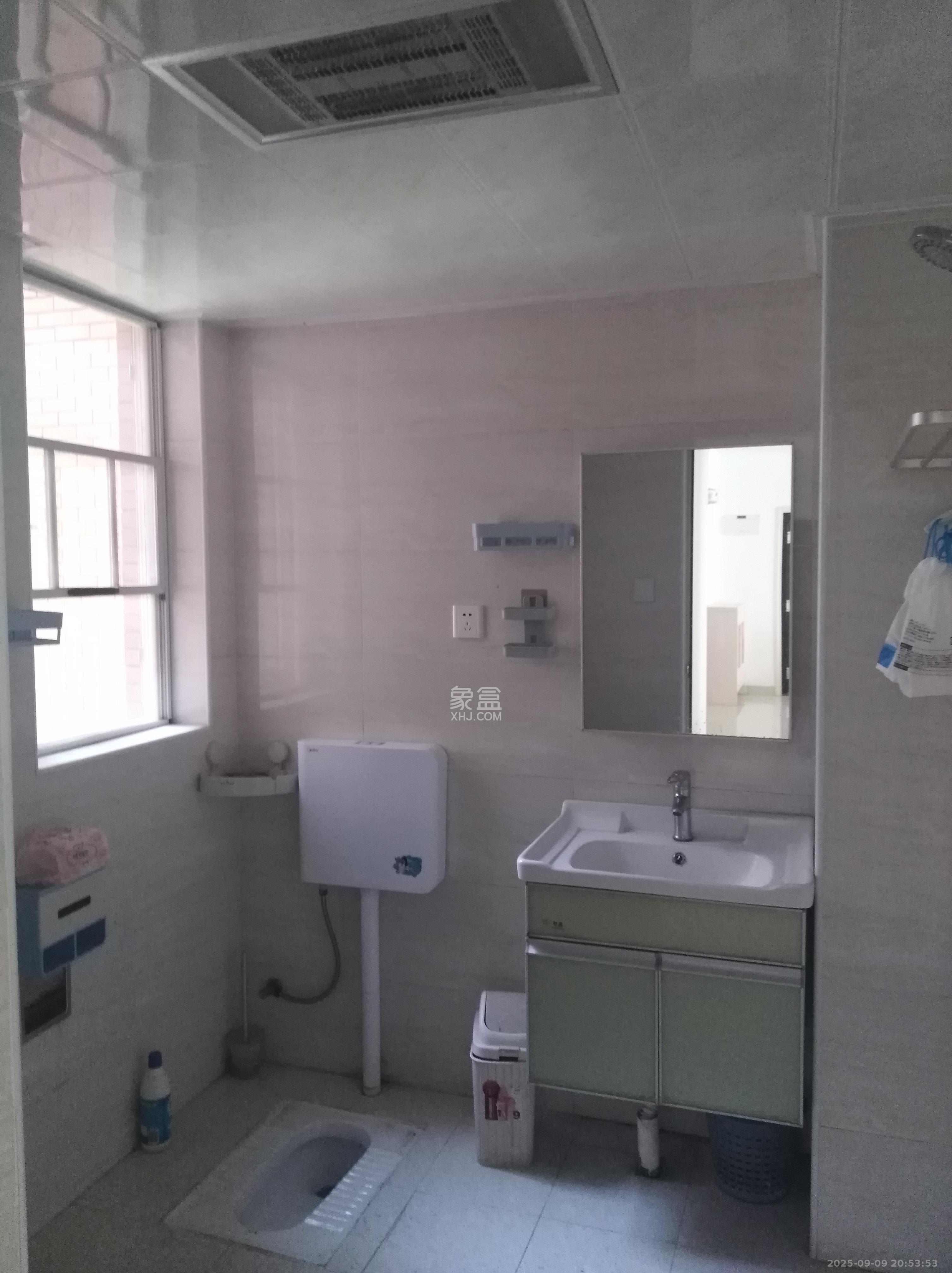 丽发新城 3室2厅1卫 1700.0元/月 丽发新城 3室2厅1卫 1700.0元/月室内图