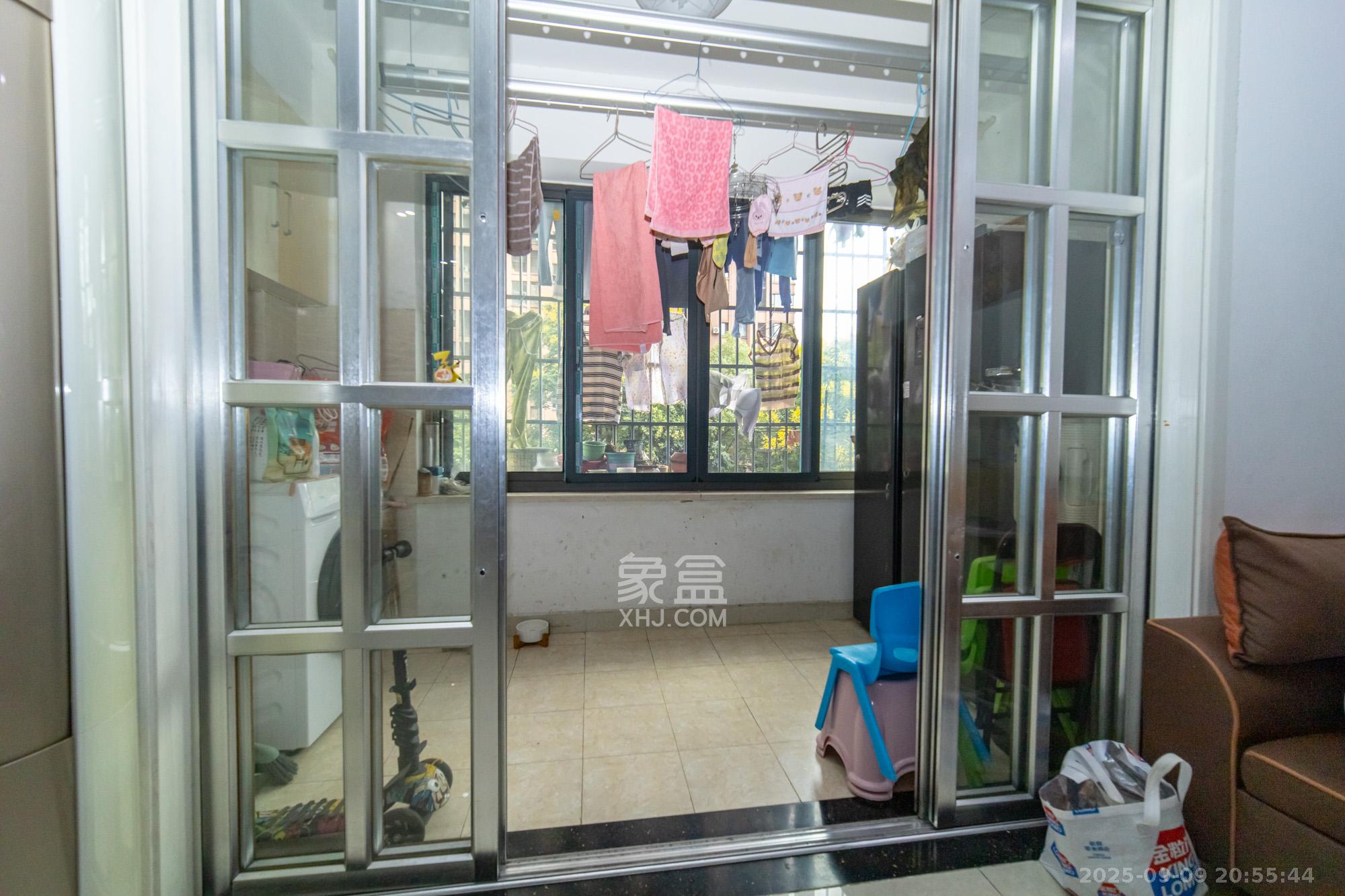 三一街区 3室2厅1卫 53.8万 三一街区 3室2厅1卫 53.8万阳台