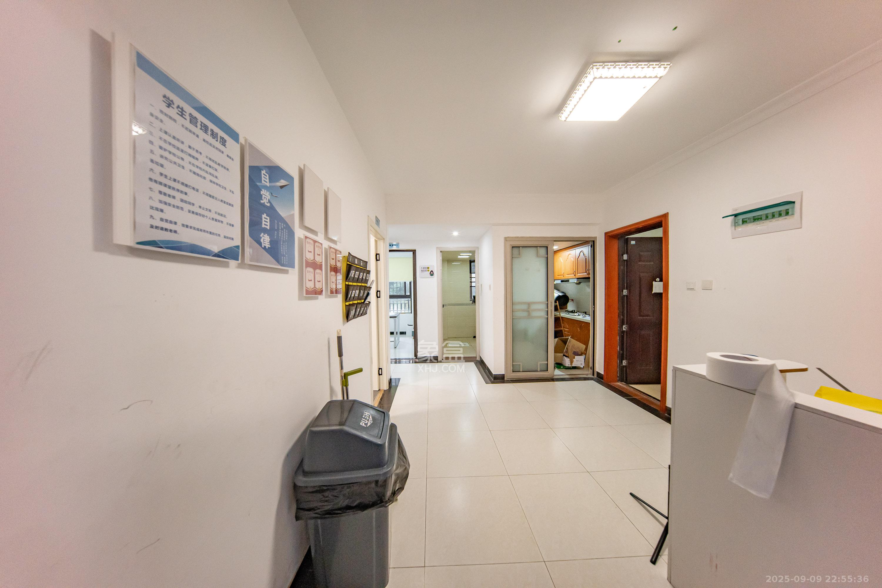 华润橡树湾 4室2厅2卫 90.0万 华润橡树湾 4室2厅2卫 90.0万客厅