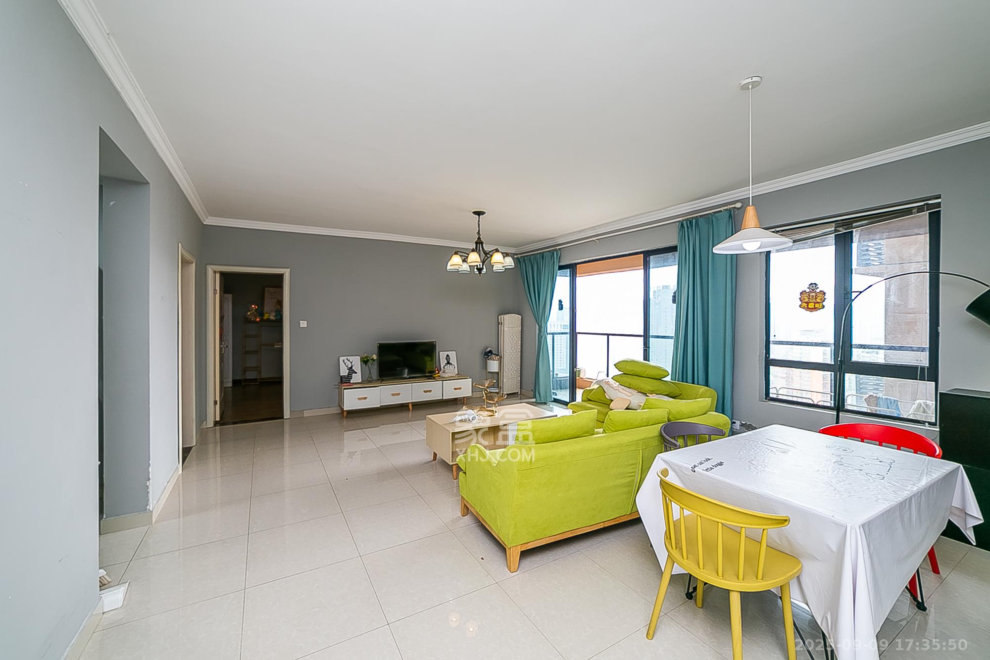 荣悦台 3室2厅2卫 200.0万 荣悦台 3室2厅2卫 200.0万客厅