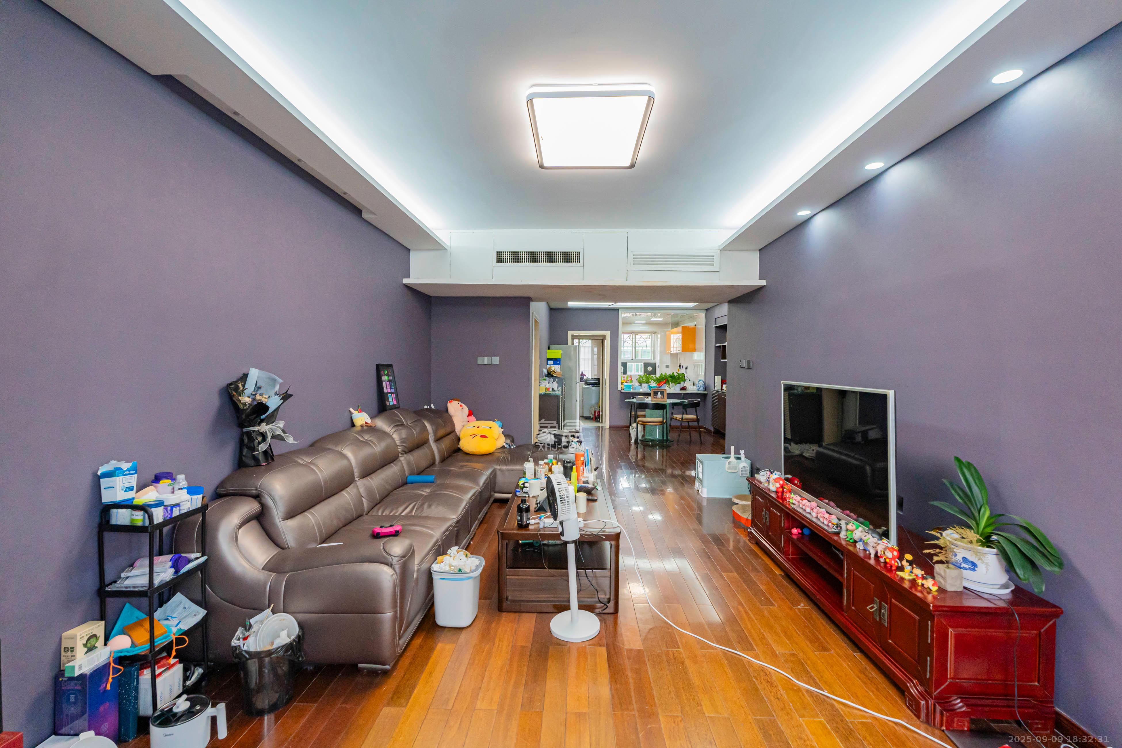 金鹰小区  3室2厅2卫    78.0万客厅