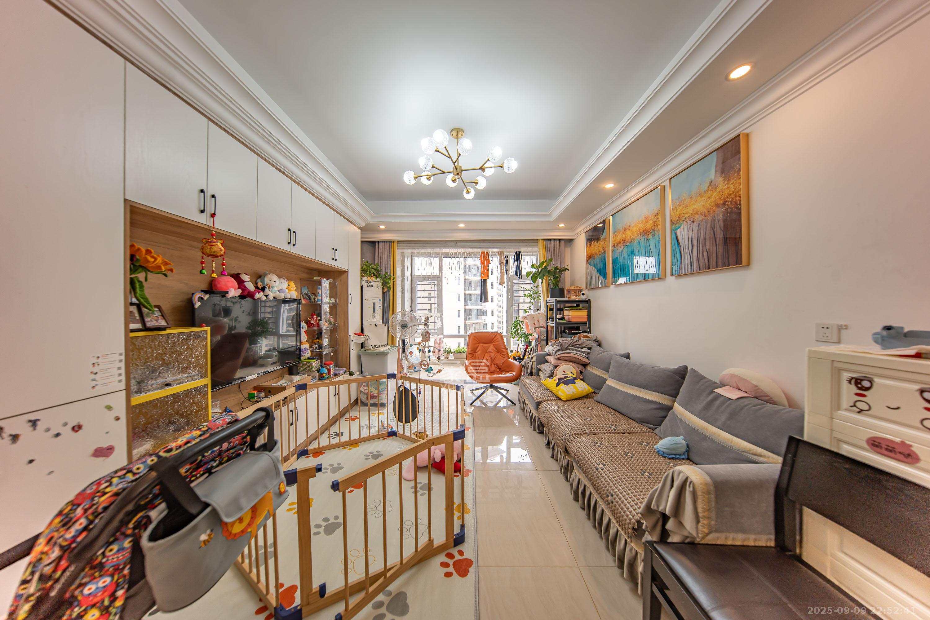 江山帝景哈佛 3室2厅1卫 79.8万 江山帝景哈佛 3室2厅1卫 79.8万客厅