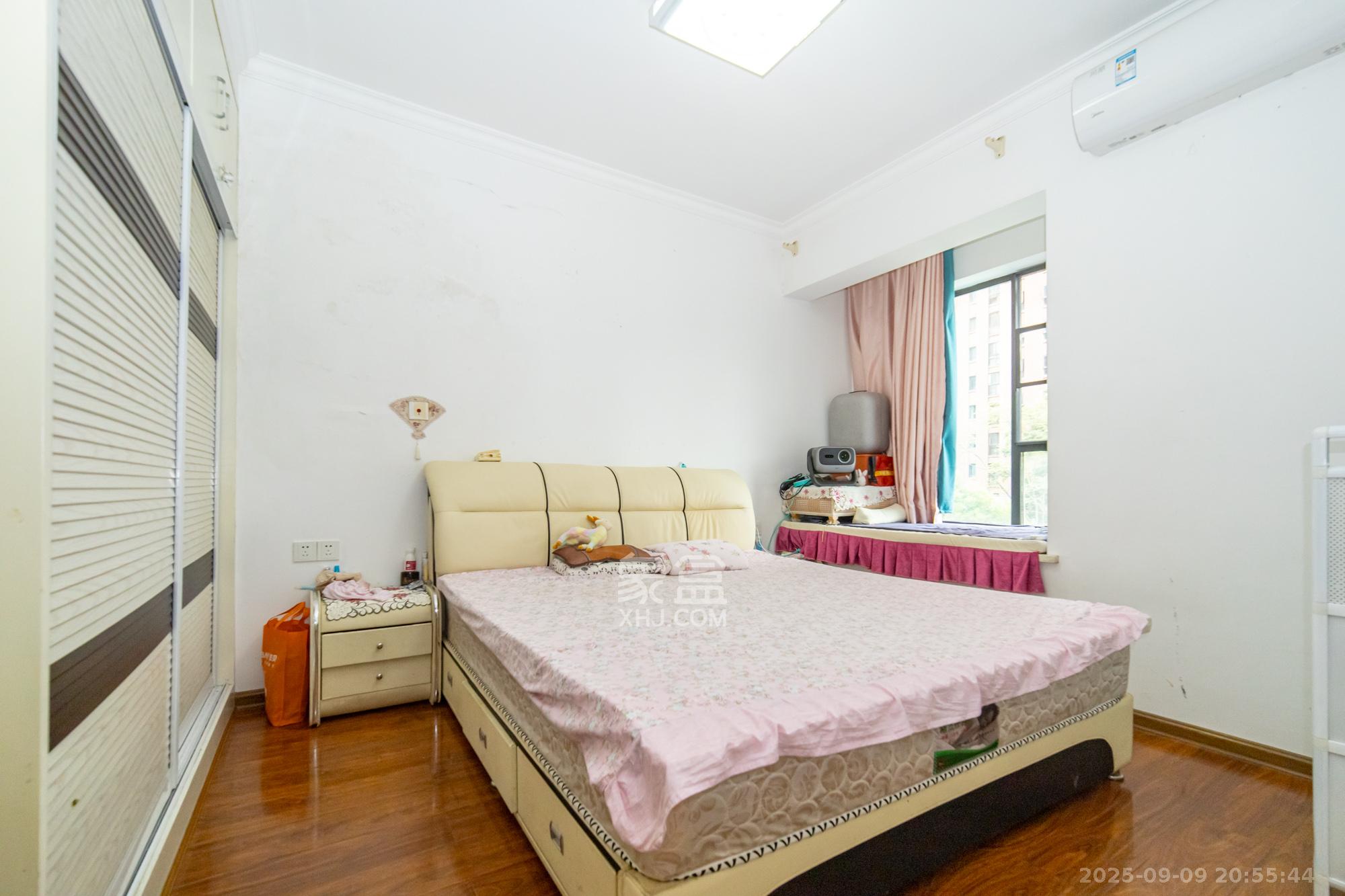 三一街区 3室2厅1卫 53.8万 三一街区 3室2厅1卫 53.8万卧室