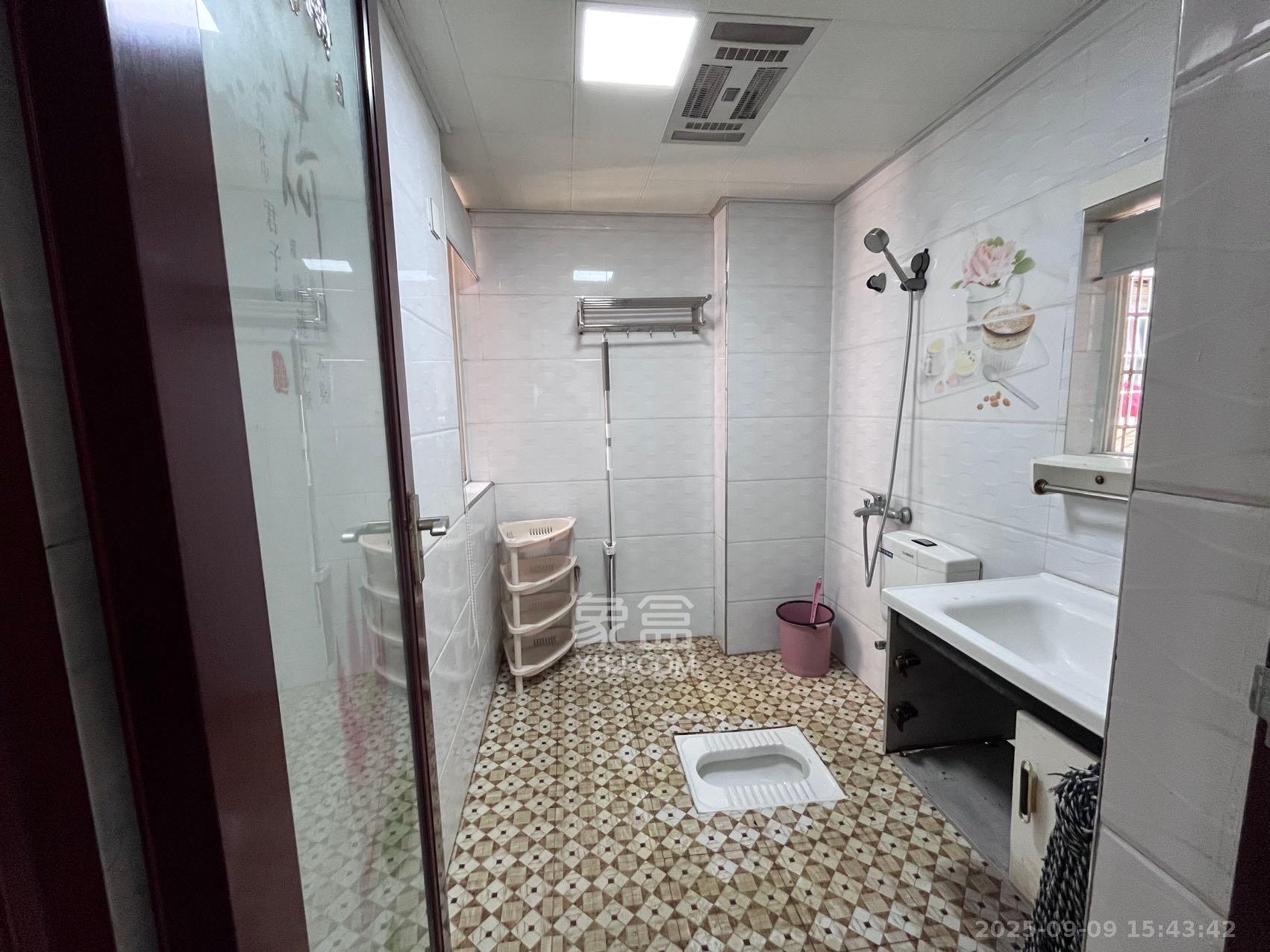 和润园一、二期 3室2厅1卫 1900.0元/月 和润园一、二期 3室2厅1卫 1900.0元/月室内图