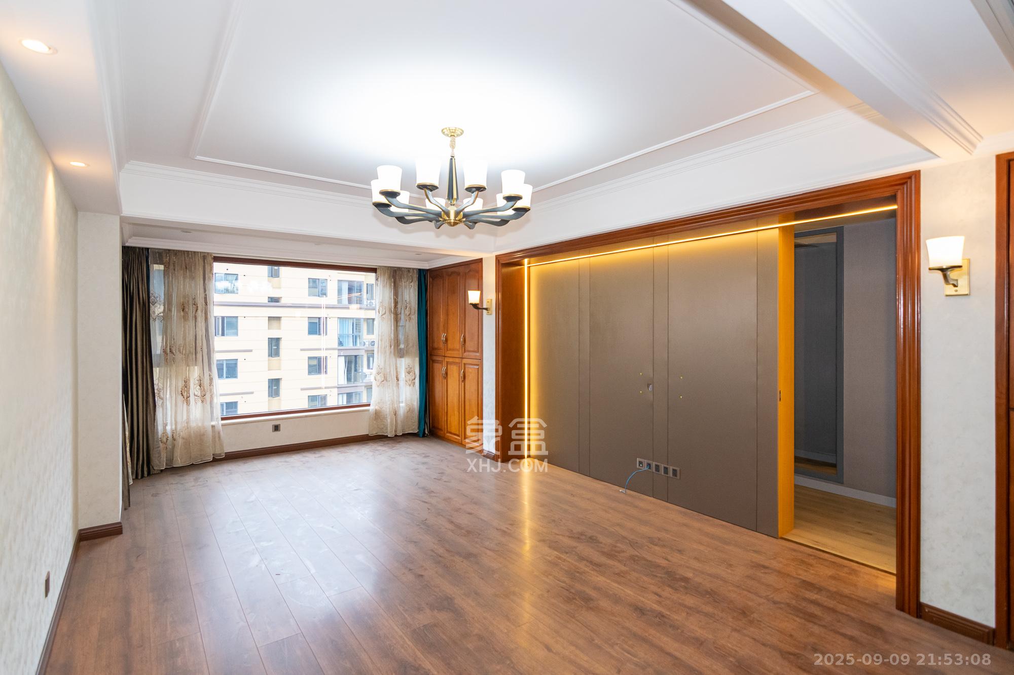 澳海谷山府  5室2厅2卫    126.0万客厅