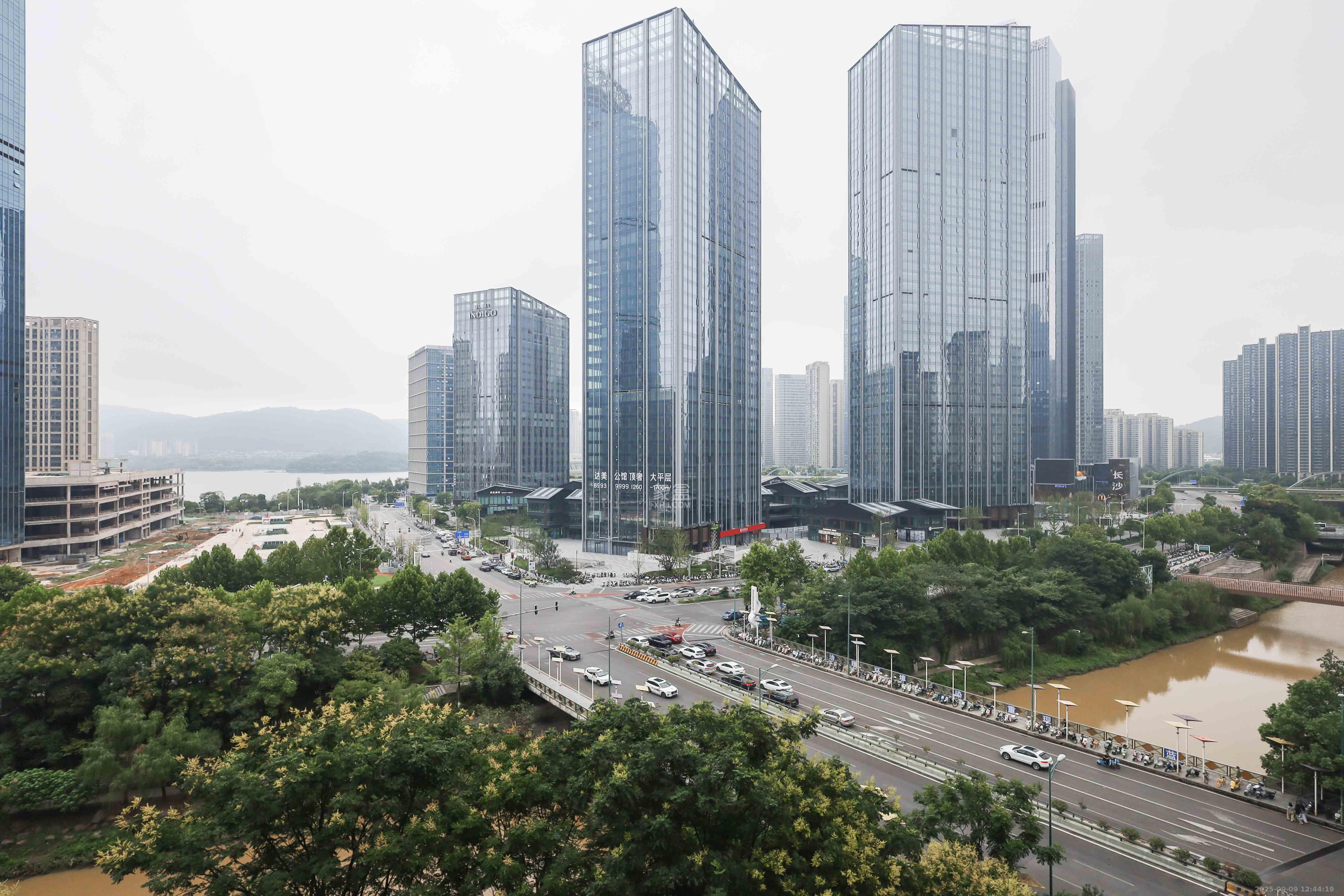 中国铁建梅溪青秀二期  3室2厅2卫    130.0万阳台