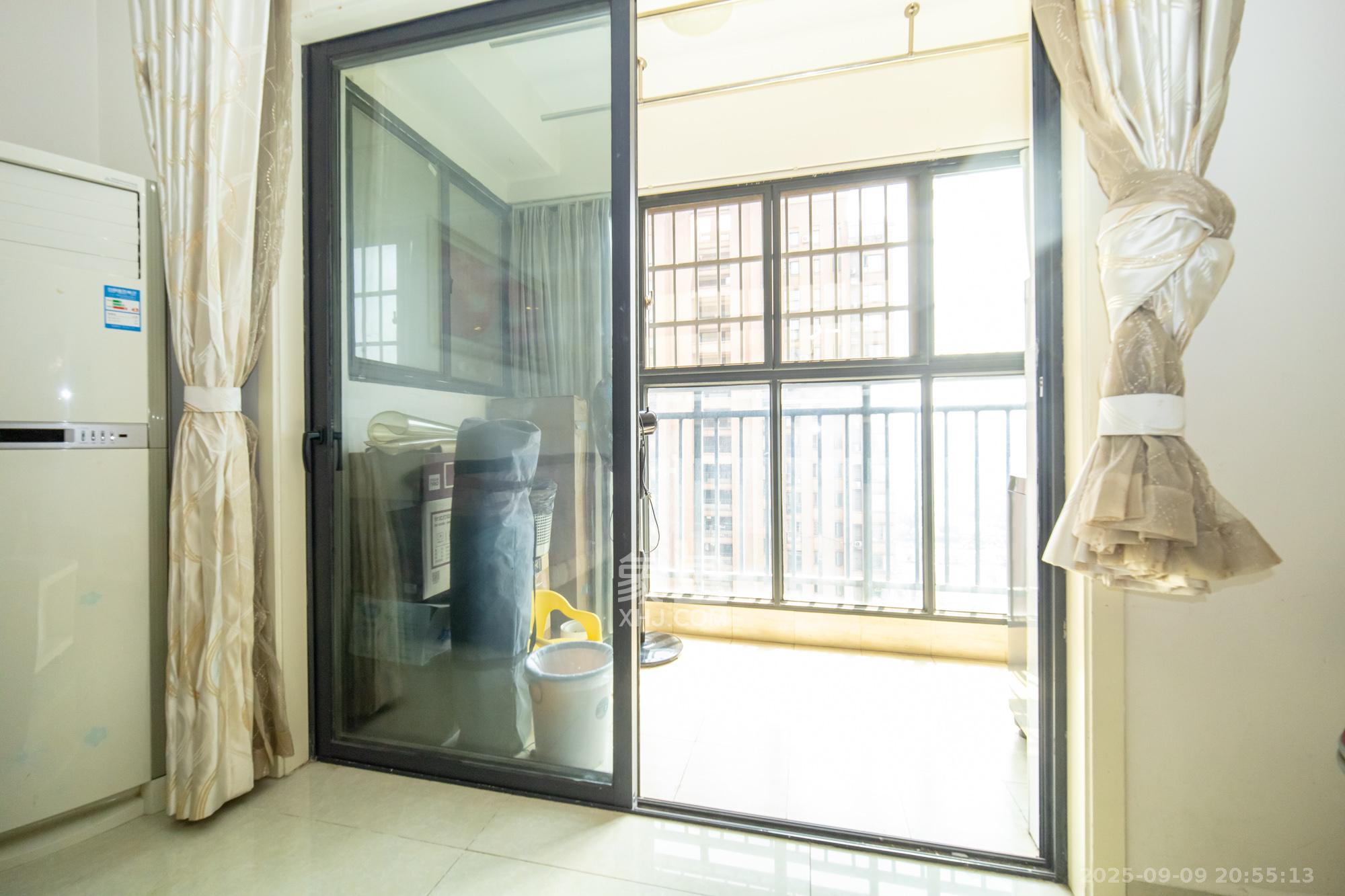 三一街区  3室2厅1卫    68.0万阳台