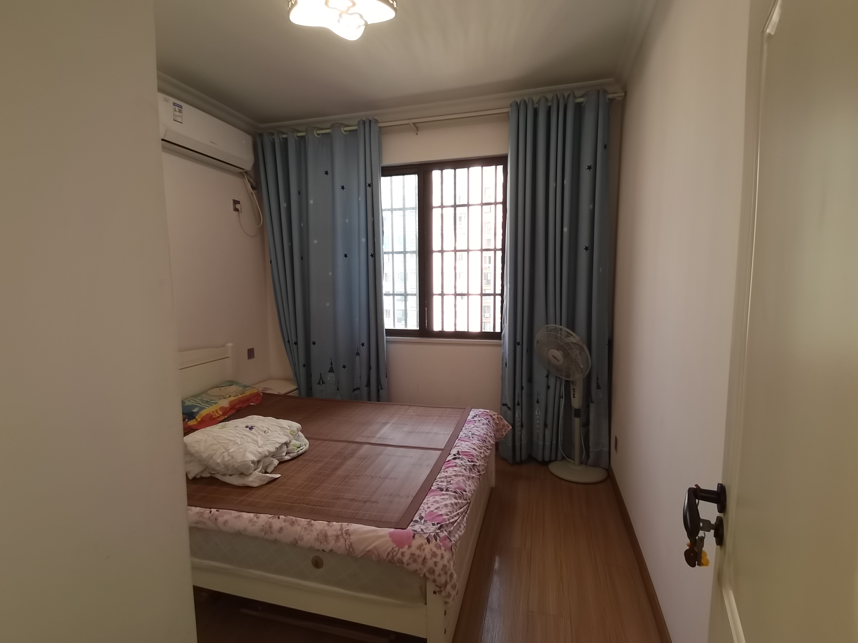 滨江花园  3室2厅2卫    85.0万 滨江花园  3室2厅2卫    85.0万室内图