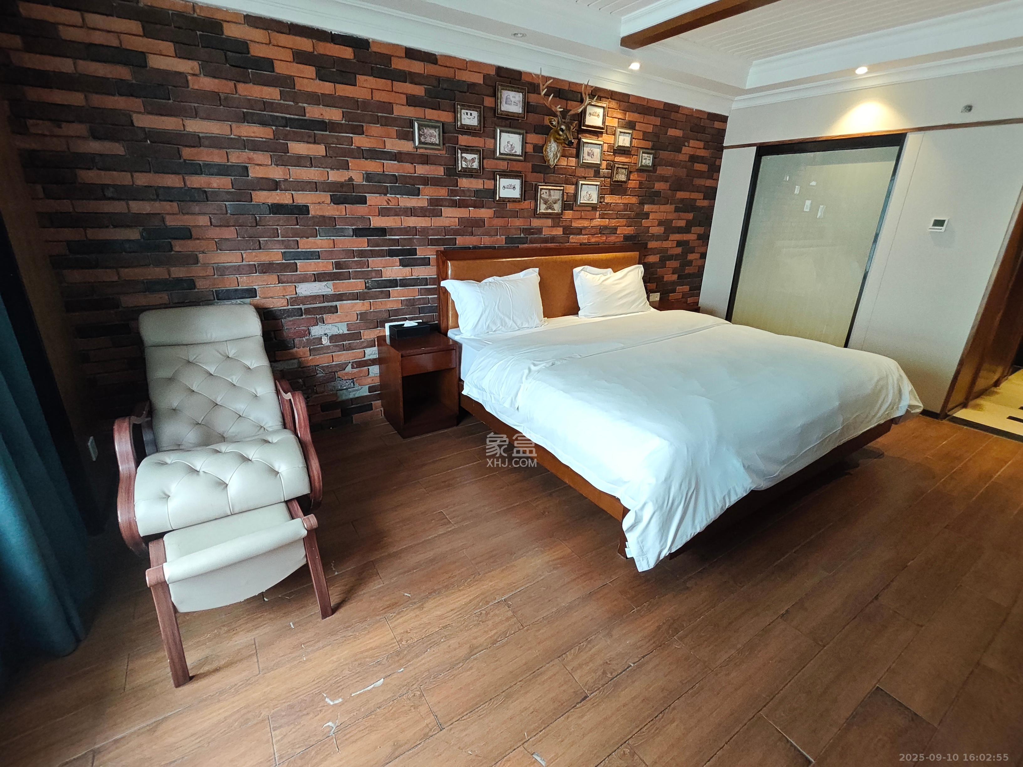 玛依拉山庄  1室1厅1卫    1700.0元/月 玛依拉山庄  1室1厅1卫    1700.0元/月