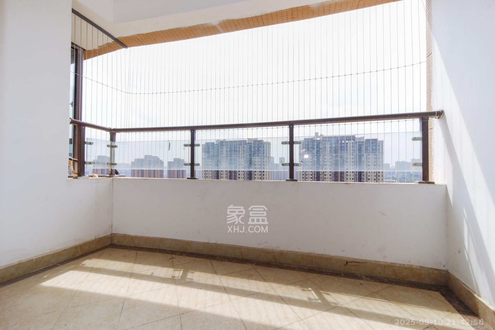 五江天街南区  3室2厅1卫   90.00万阳台