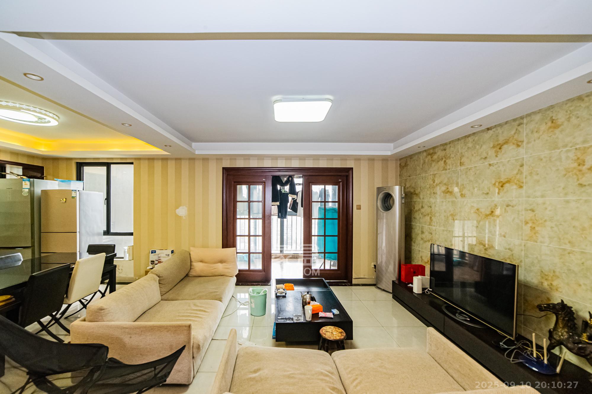 万科城  3室2厅1卫    113.0万客厅