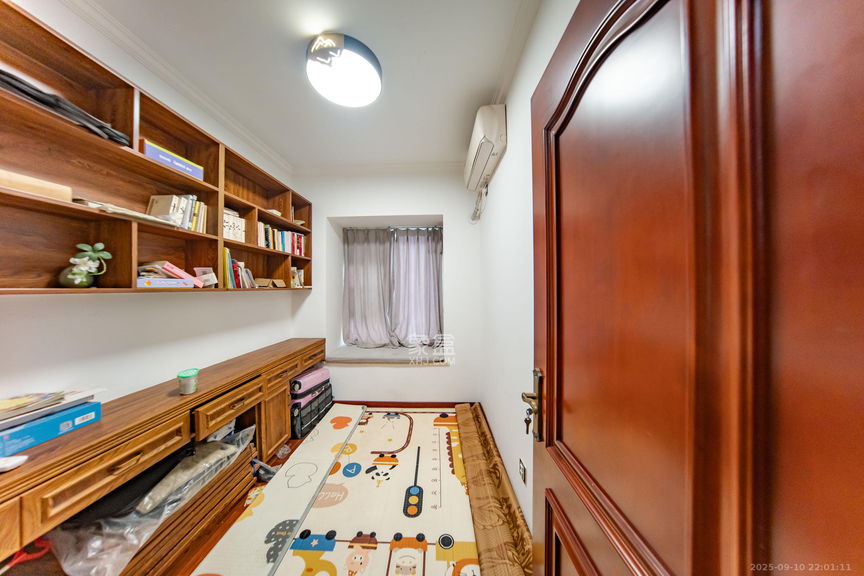 南山十里天池  3室2厅2卫    130.0万 南山十里天池  3室2厅2卫    130.0万卧室