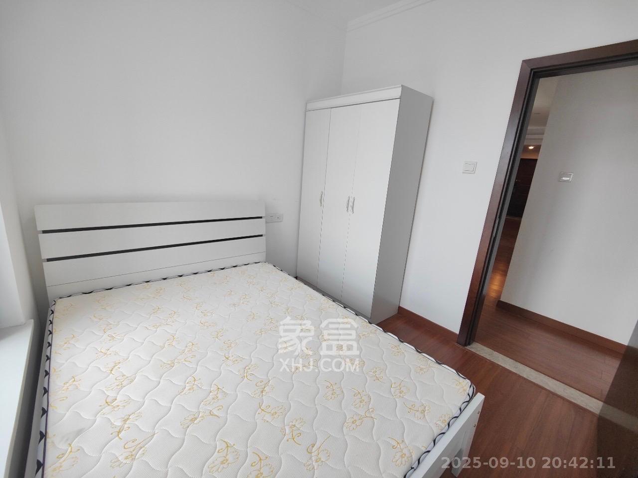 荣泰广场 3室2厅1卫 2400.0元/月 荣泰广场 3室2厅1卫 2400.0元/月室内图