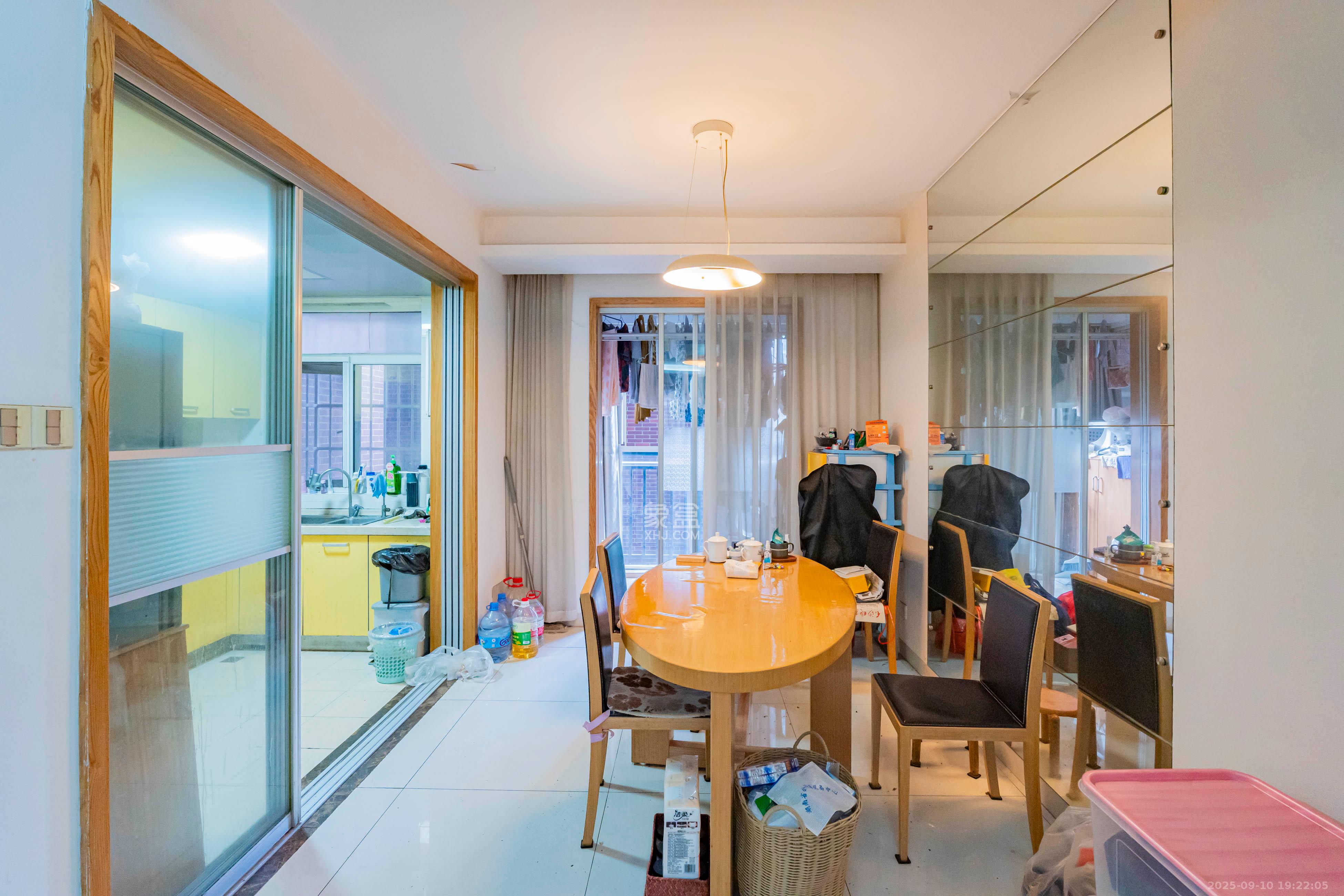 学府华庭 3室2厅2卫 93.0万 学府华庭 3室2厅2卫 93.0万客厅