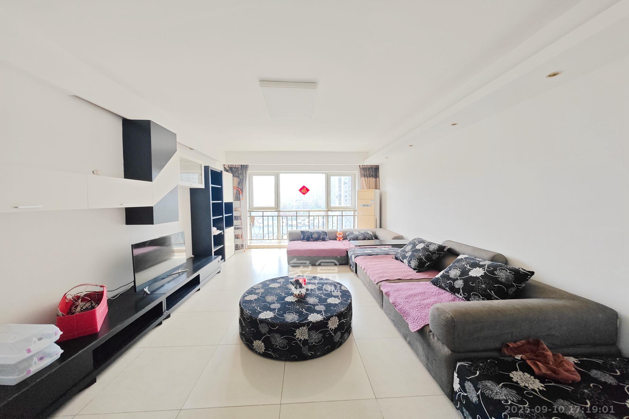 佳天瑞宁花园 3室2厅1卫 123.0万 佳天瑞宁花园 3室2厅1卫 123.0万客厅