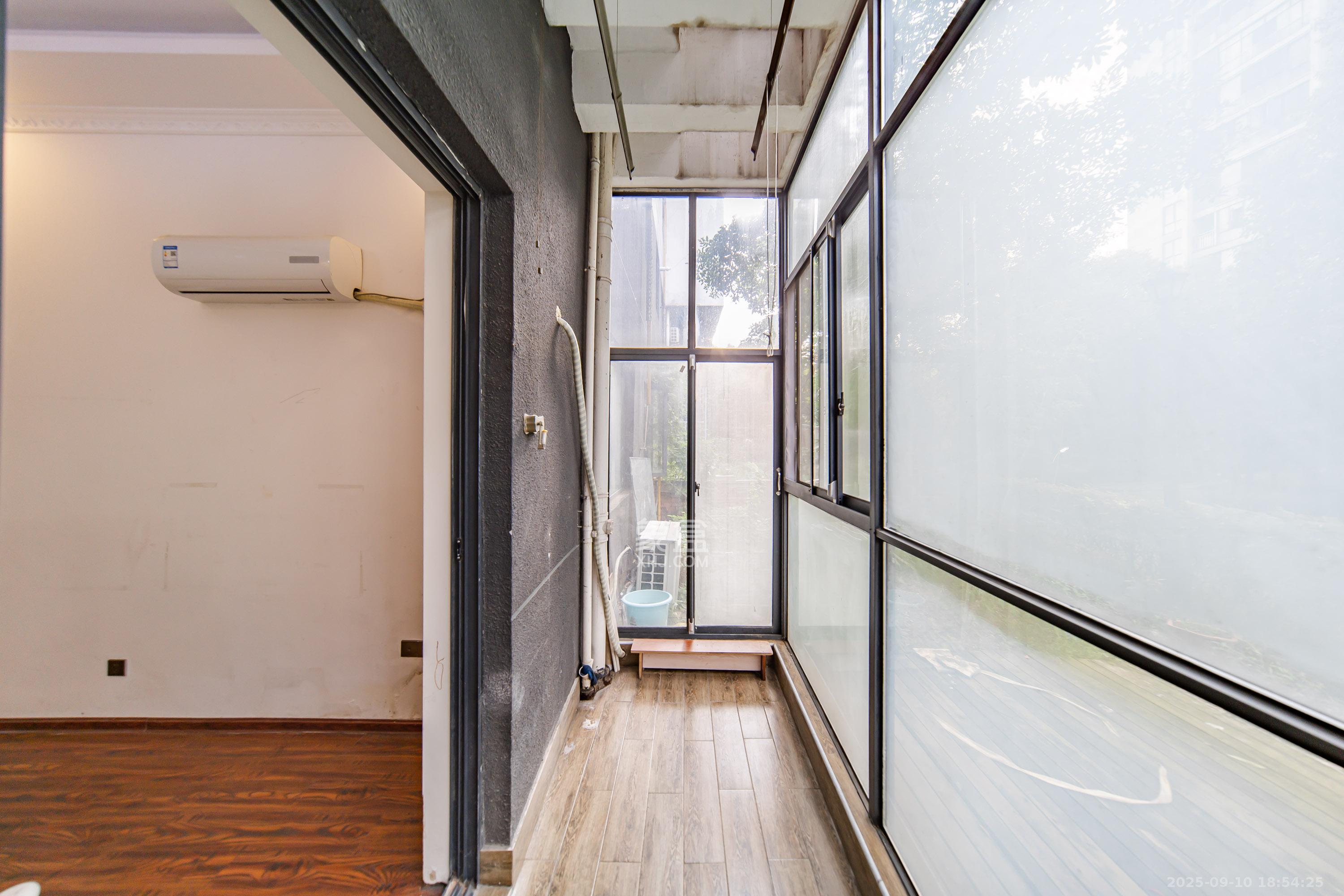 阳光100三期 3室2厅1卫 105.0万 阳光100三期 3室2厅1卫 105.0万阳台