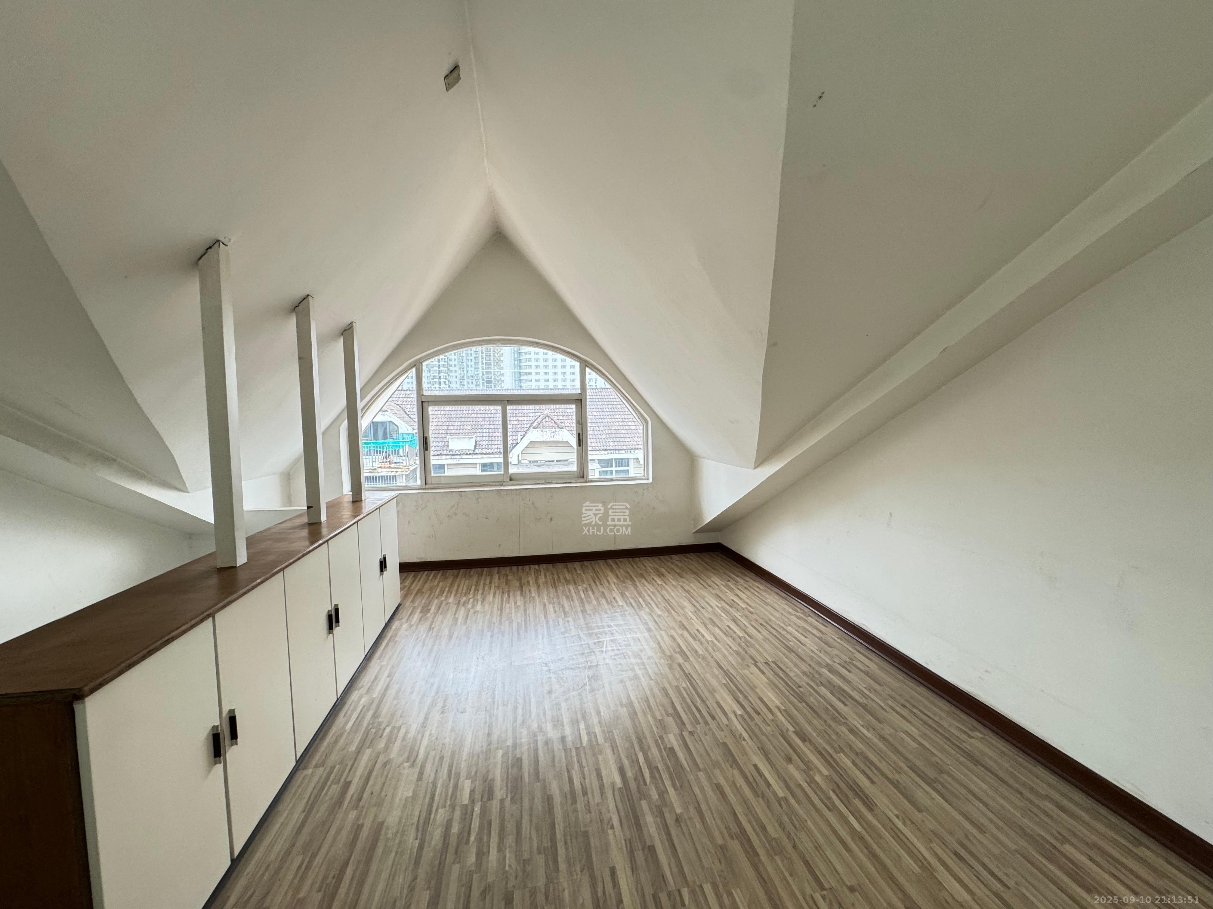 山水人家一二期  3室2厅2卫    1400.0元/月室内图