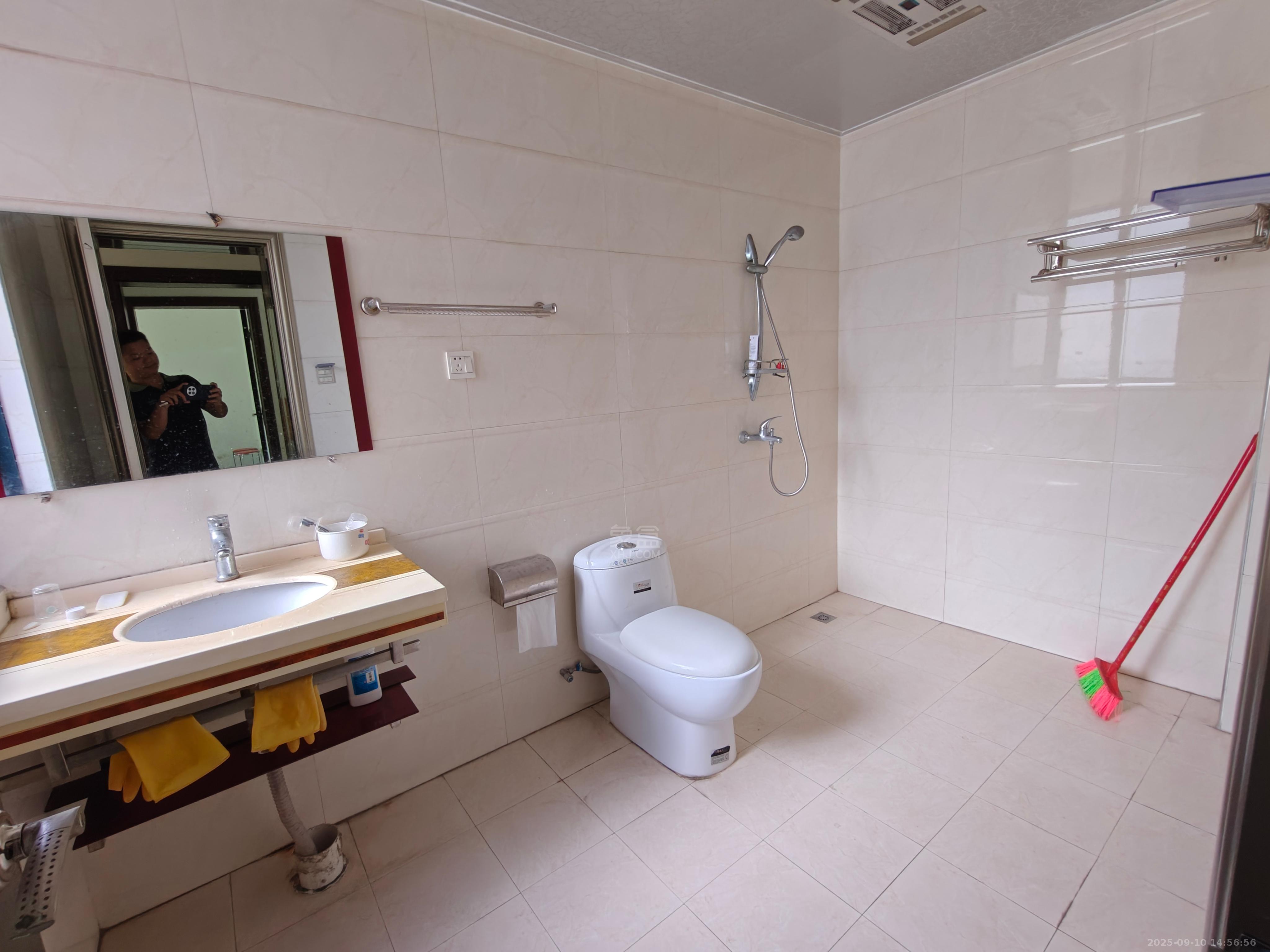 尚格名城东岸花园  3室2厅2卫    1300.0元/月 尚格名城东岸花园  3室2厅2卫    1300.0元/月室内图