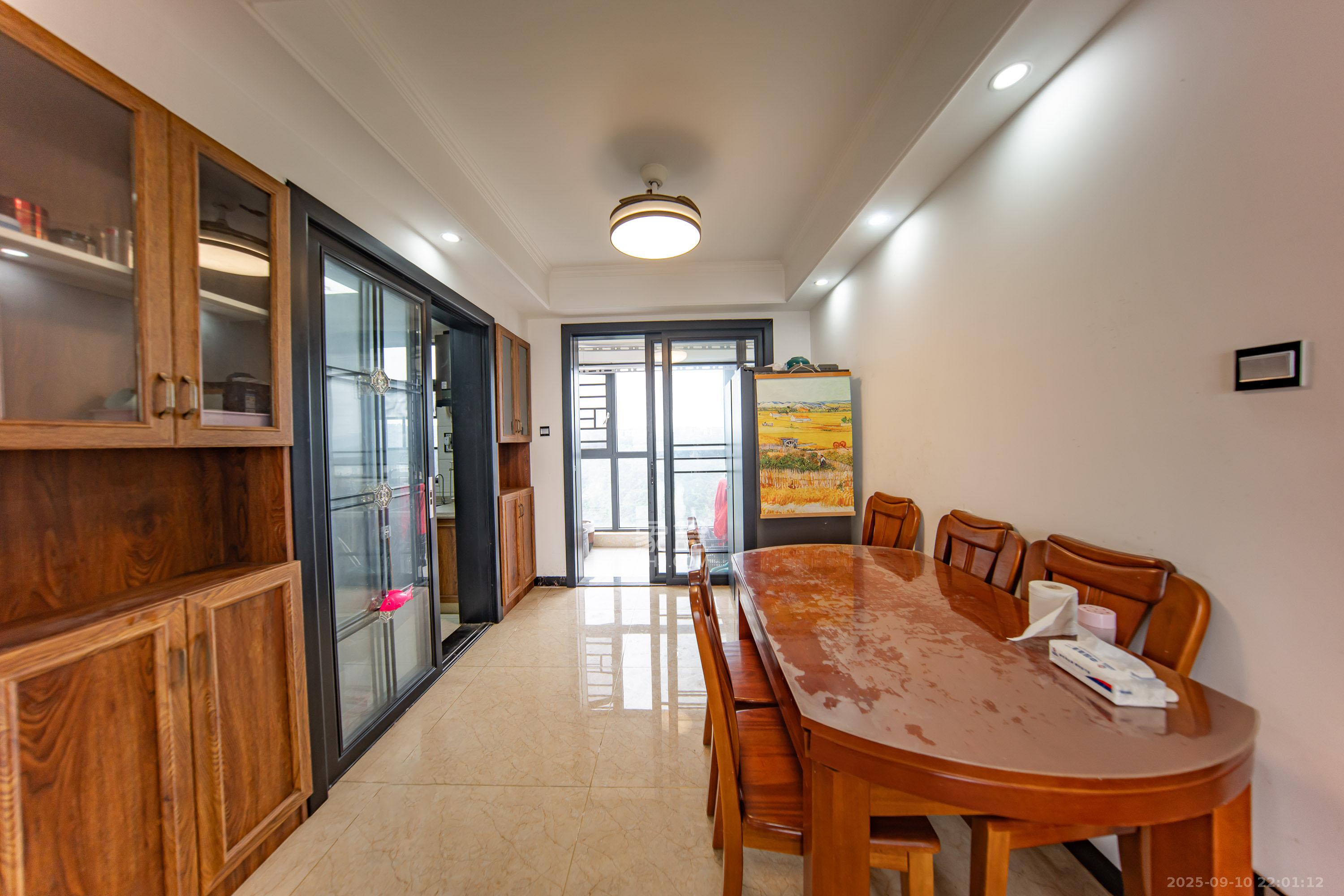 南山十里天池  3室2厅2卫    130.0万 南山十里天池  3室2厅2卫    130.0万客厅