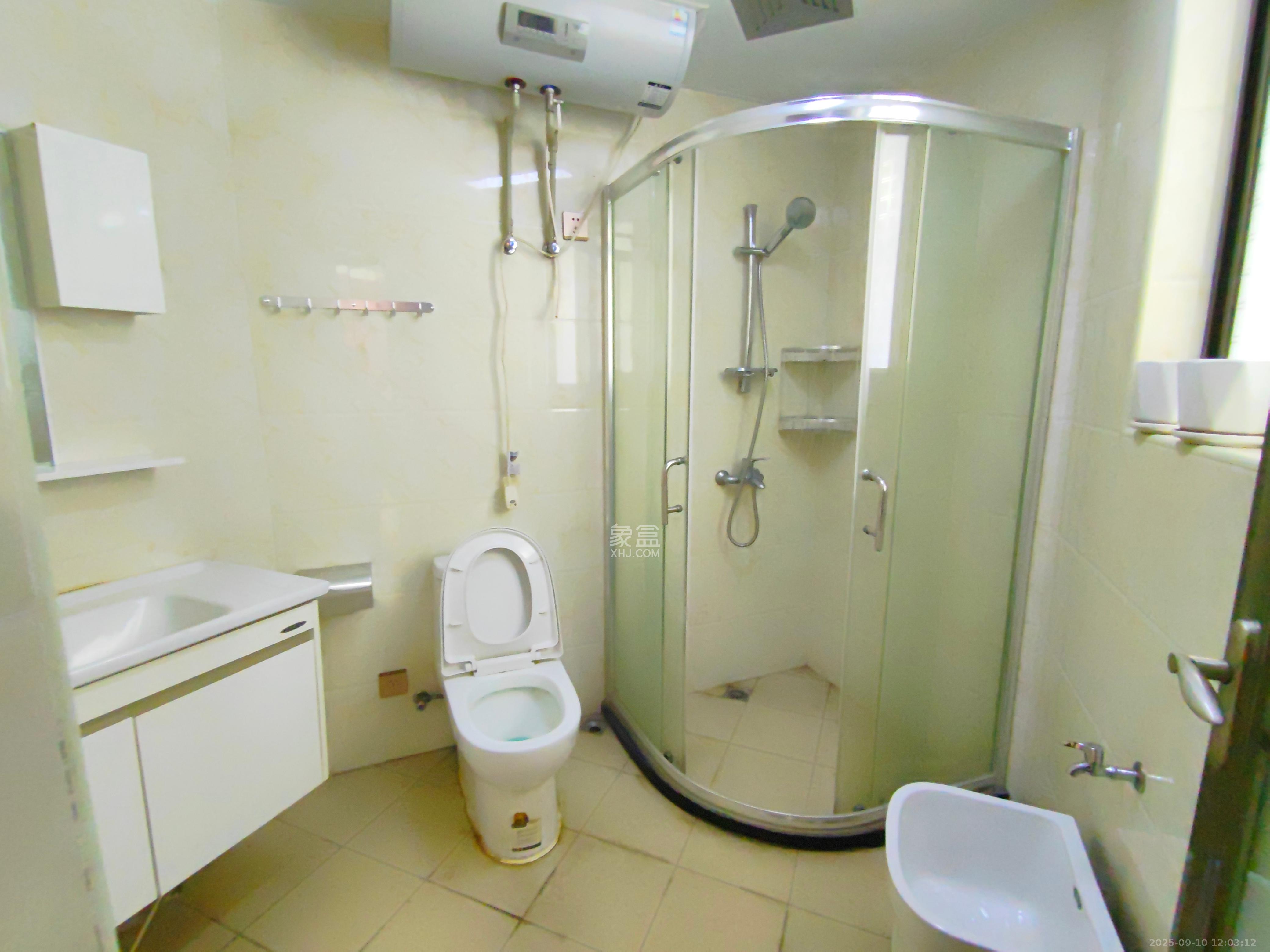 京武浪琴山一、二期  1室2厅2卫    4000.0元/月室内图