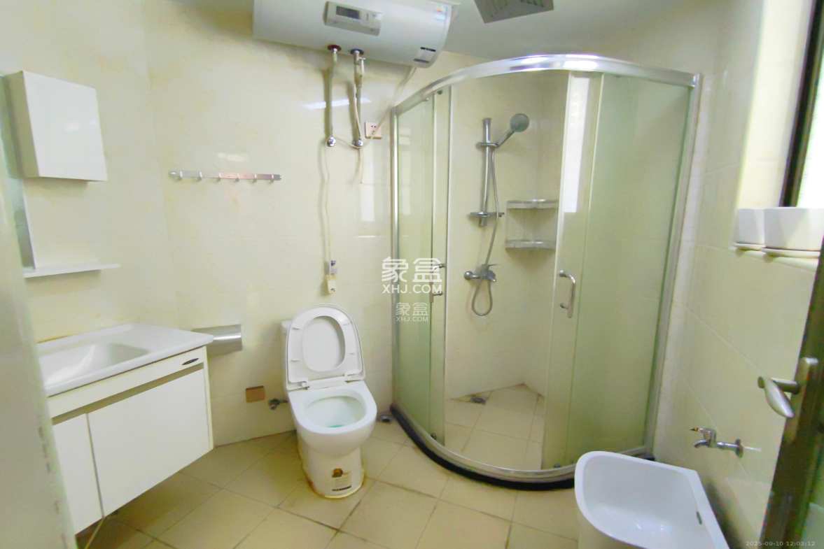 京武浪琴山一、二期 1室2厅2卫 4000.0元/月 京武浪琴山一、二期 1室2厅2卫 4000.0元/月室内图