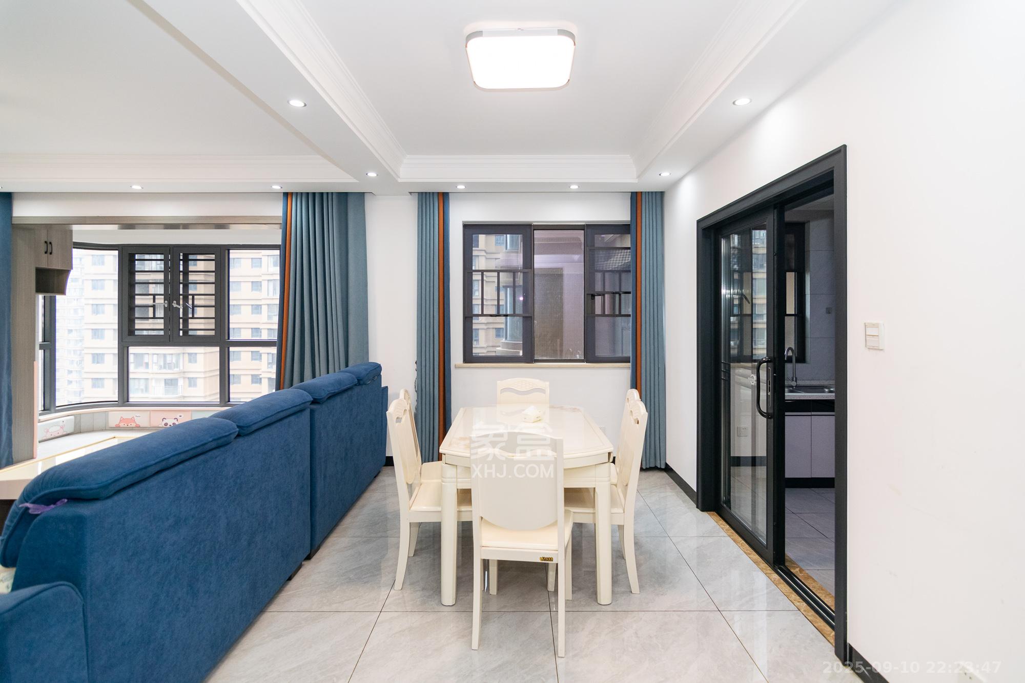 润和长郡（润和紫郡二三期）  4室2厅2卫    99.5万客厅