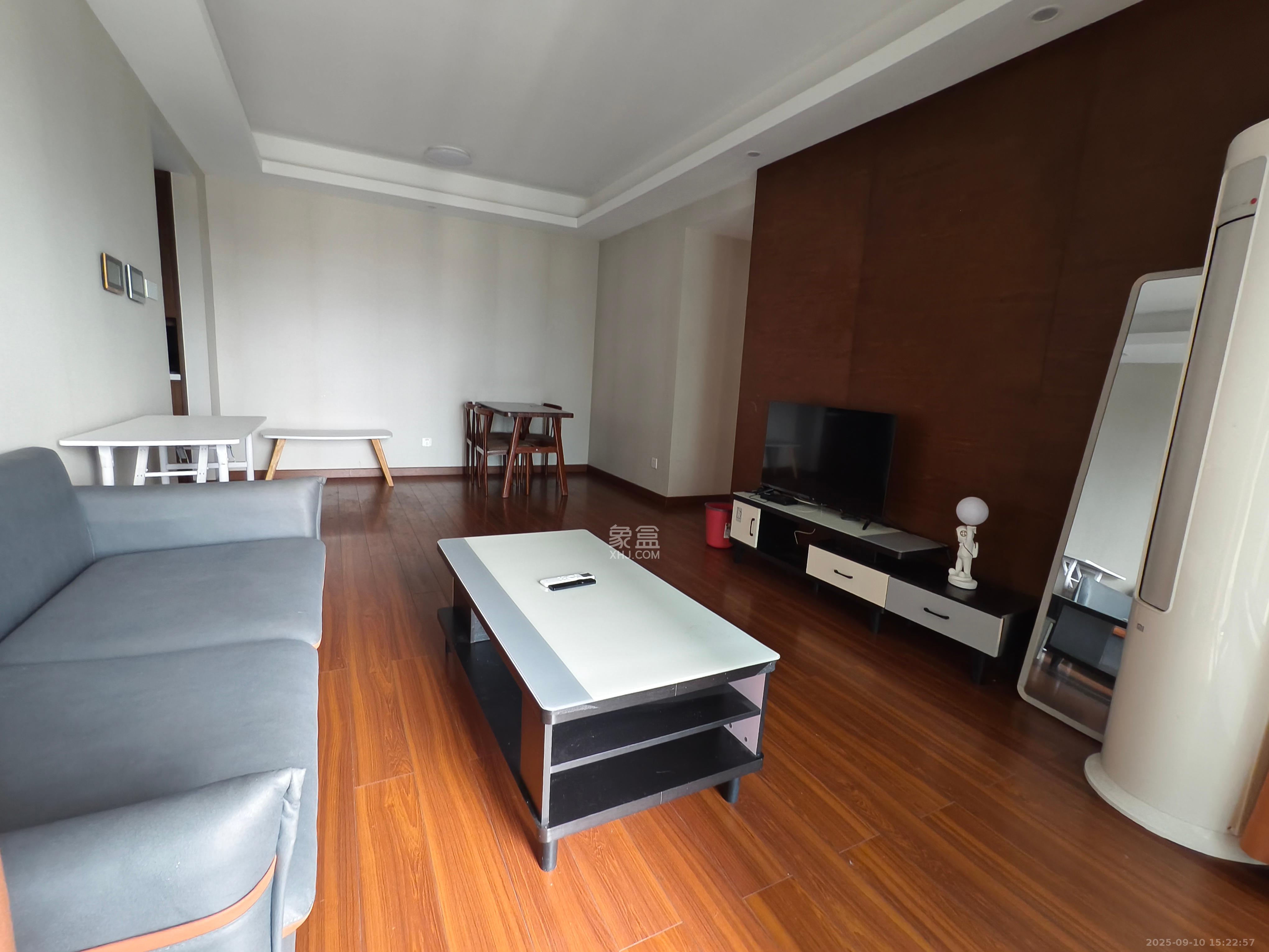 荣泰广场 3室2厅1卫 2200.0元/月 荣泰广场 3室2厅1卫 2200.0元/月室内图