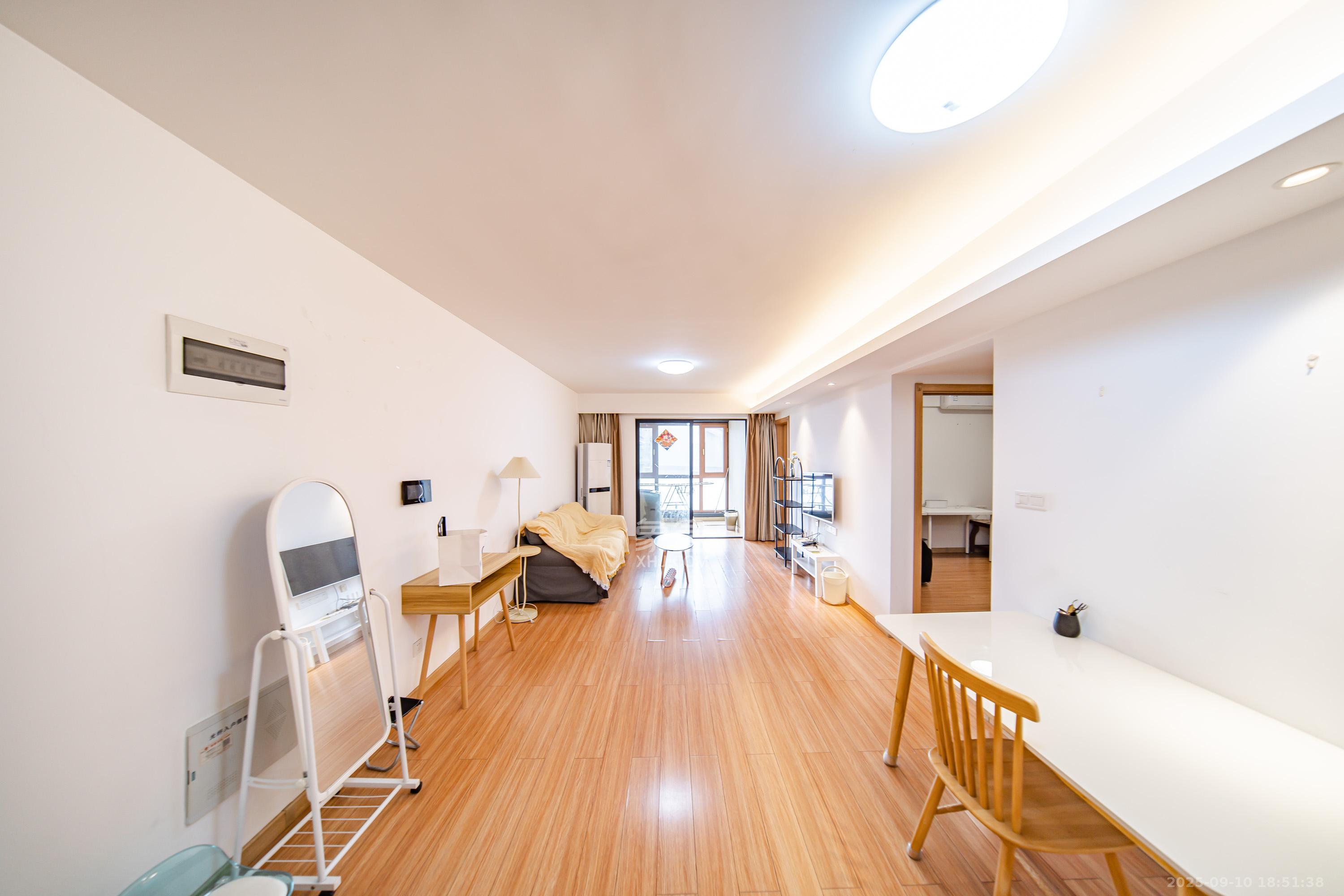 万科金域缇香 3室2厅2卫 120.0万 万科金域缇香 3室2厅2卫 120.0万客厅