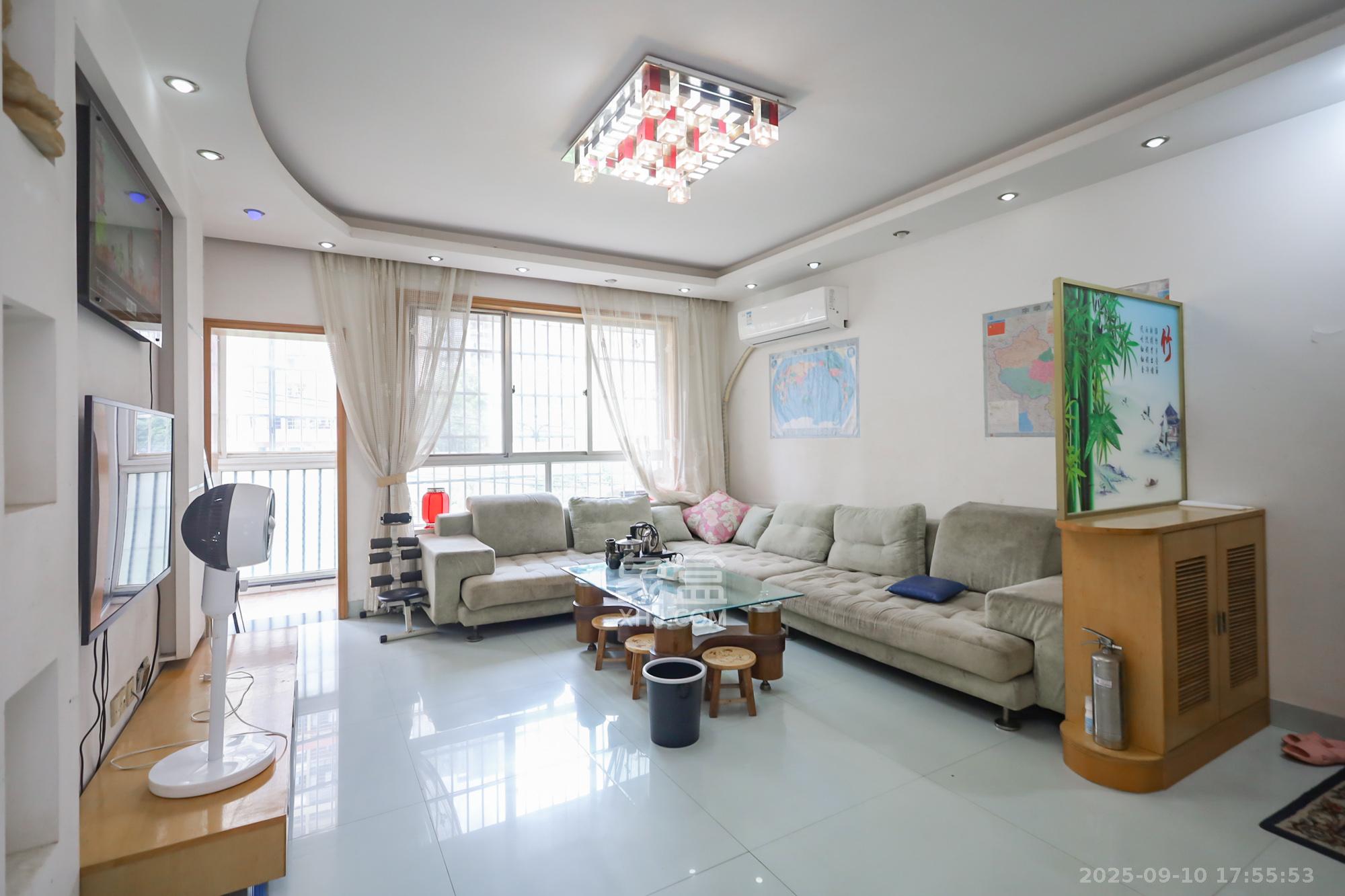 香海西岸  2室2厅1卫    66.0万 香海西岸  2室2厅1卫    66.0万客厅