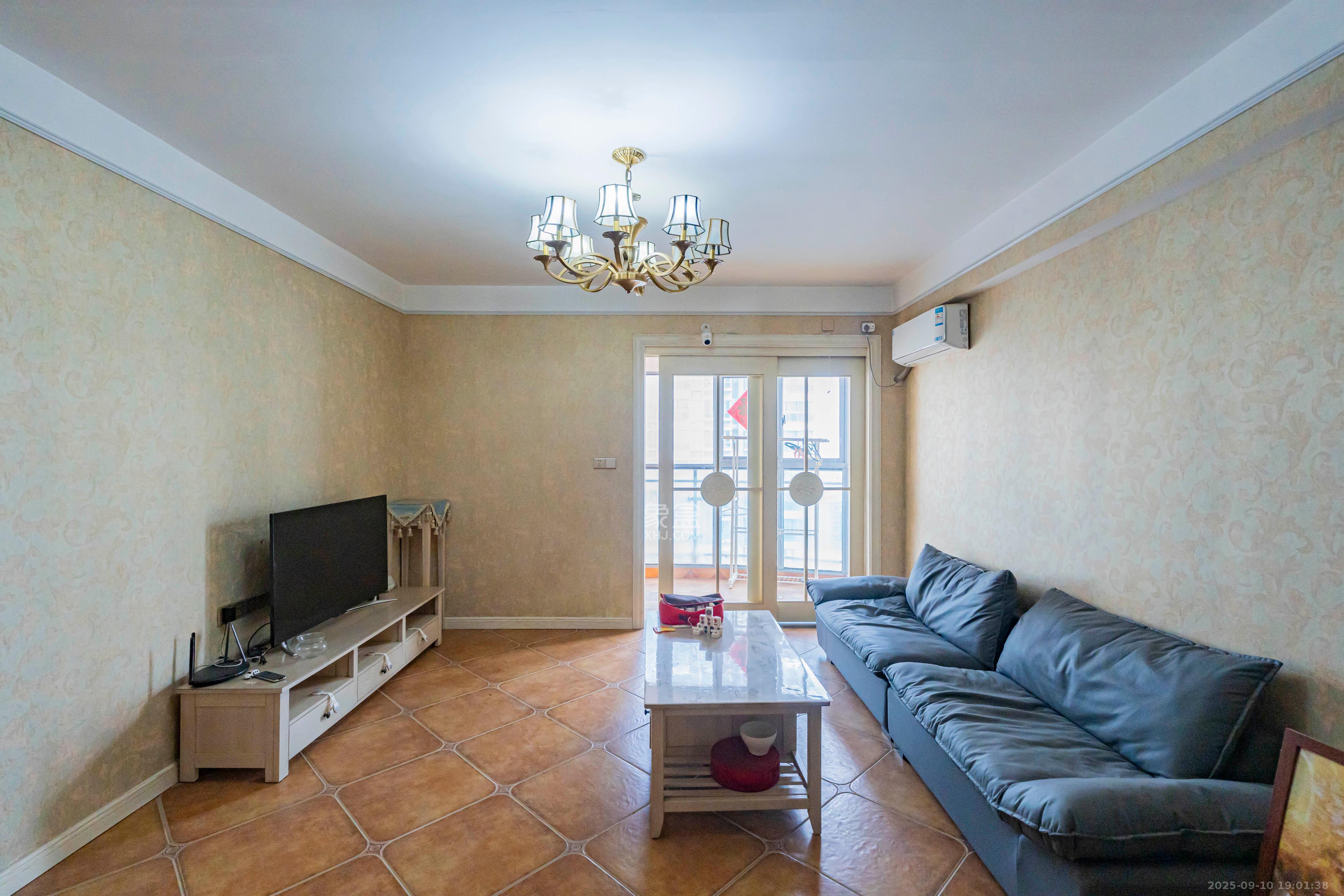 凯乐国际城 2室2厅1卫 95.0万 凯乐国际城 2室2厅1卫 95.0万客厅