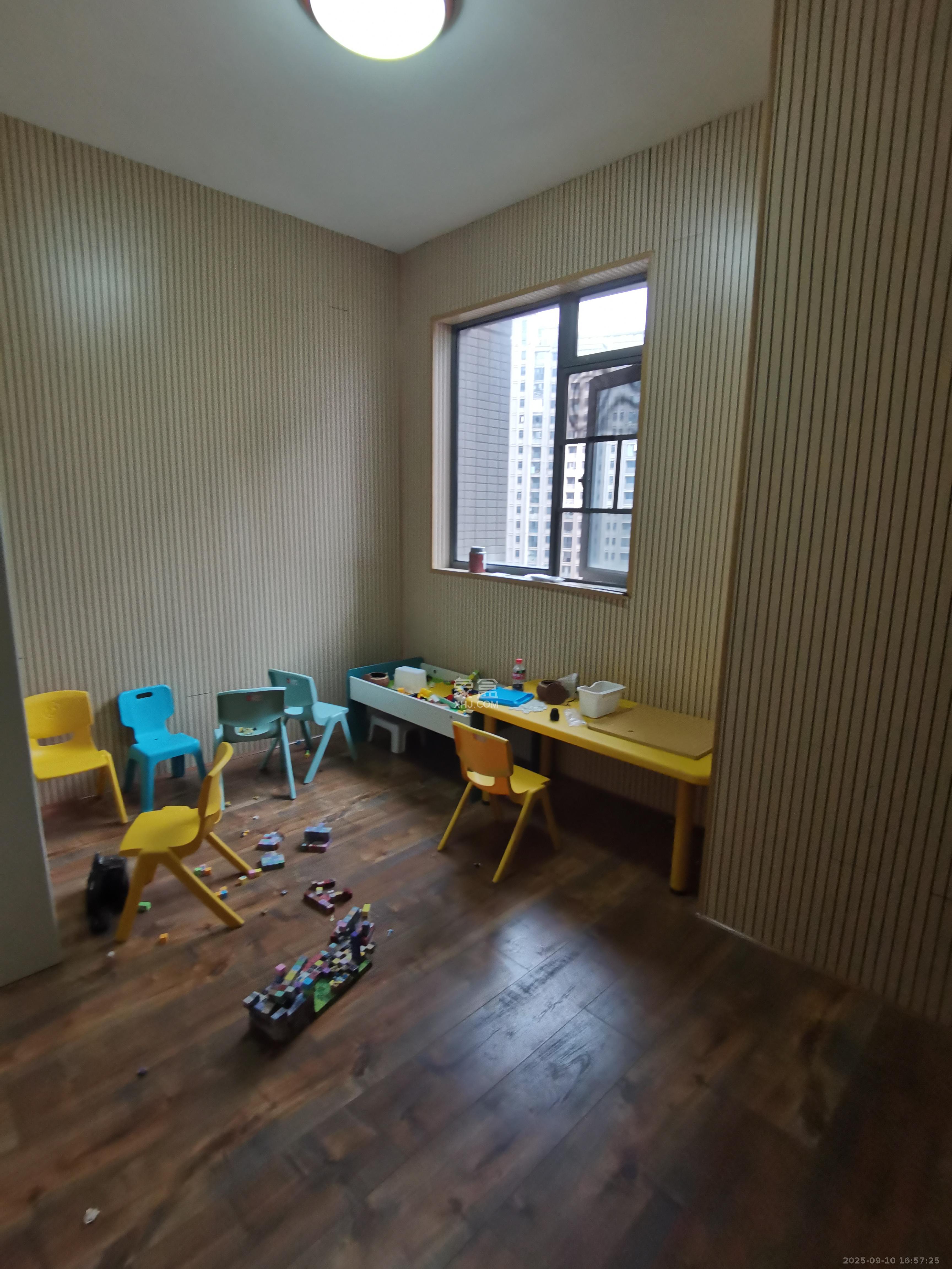 八方小区C区  4室2厅2卫    4500.0元/月室内图