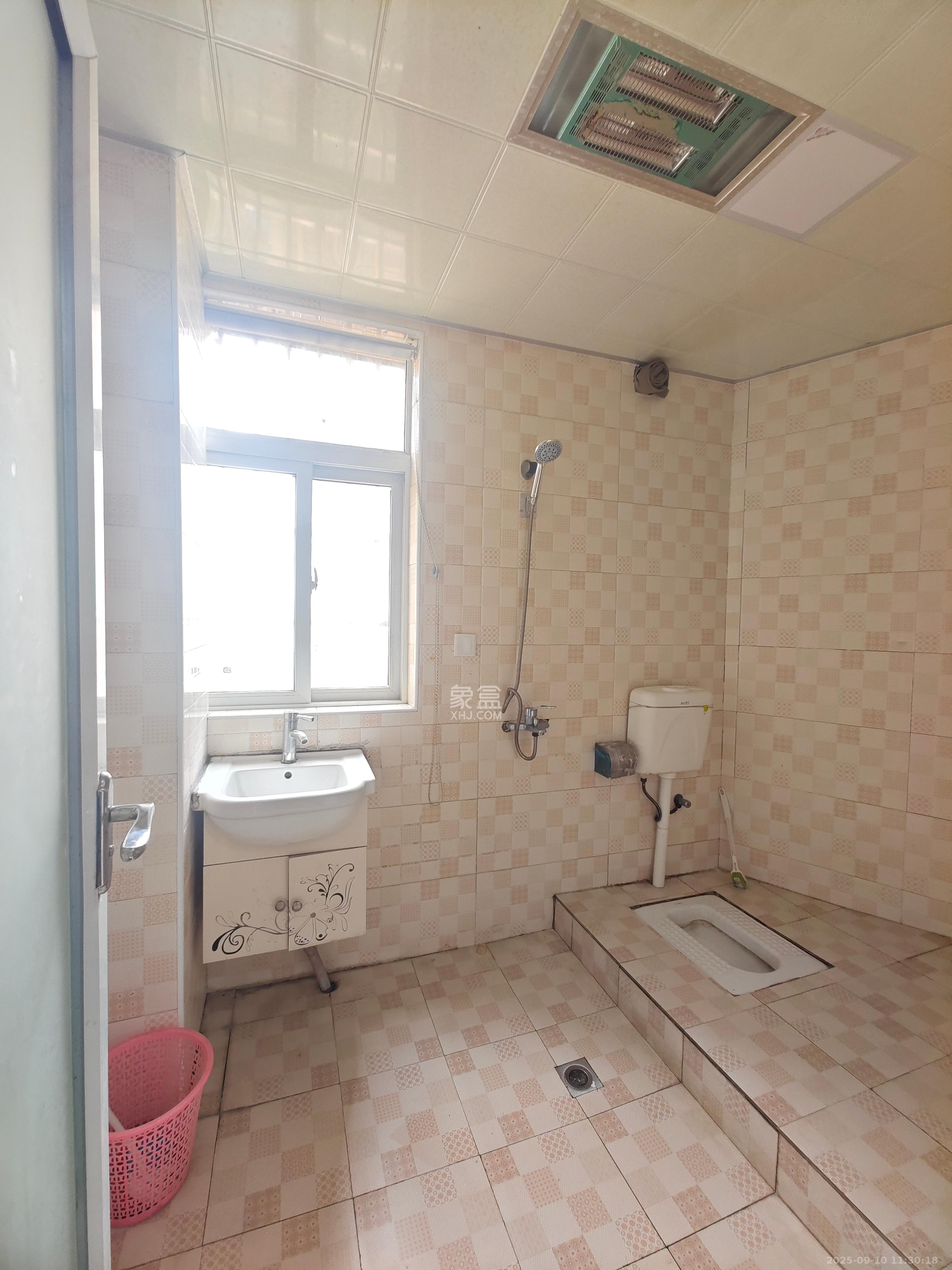 东方航标  4室2厅2卫   2300.00元/月室内图
