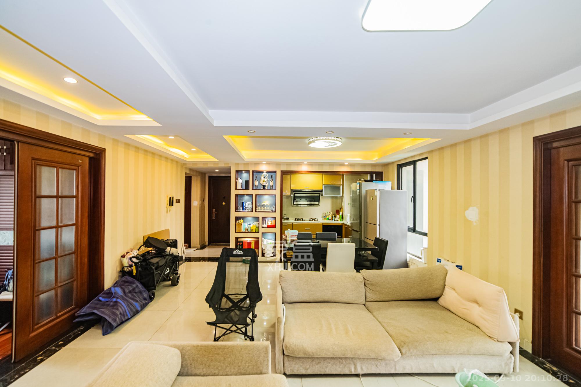 万科城  3室2厅1卫    113.0万客厅