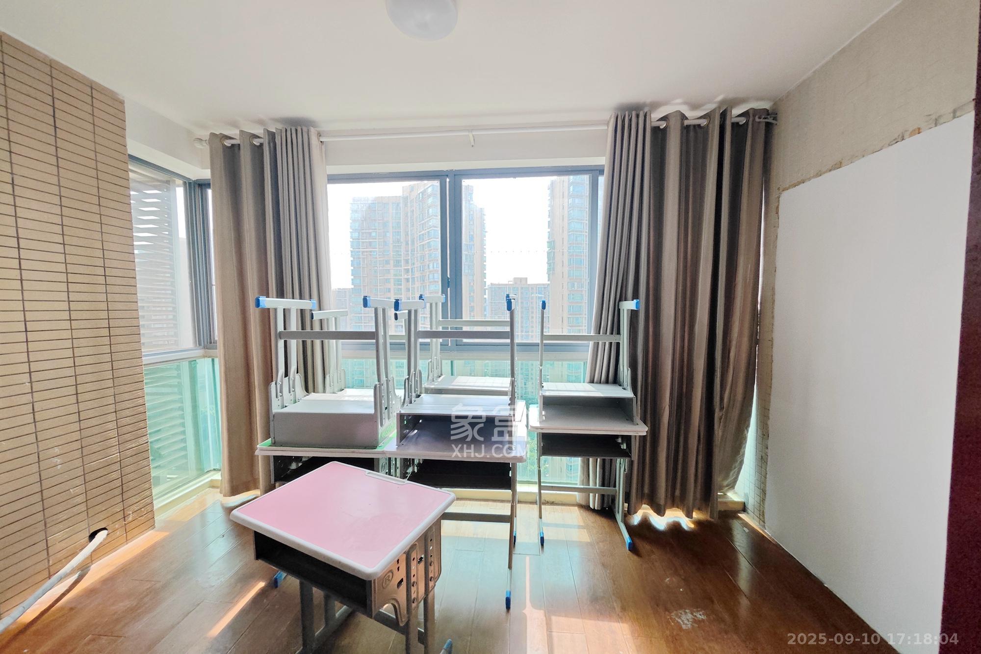 新城新世界一二三期  2室2厅1卫    78.0万阳台