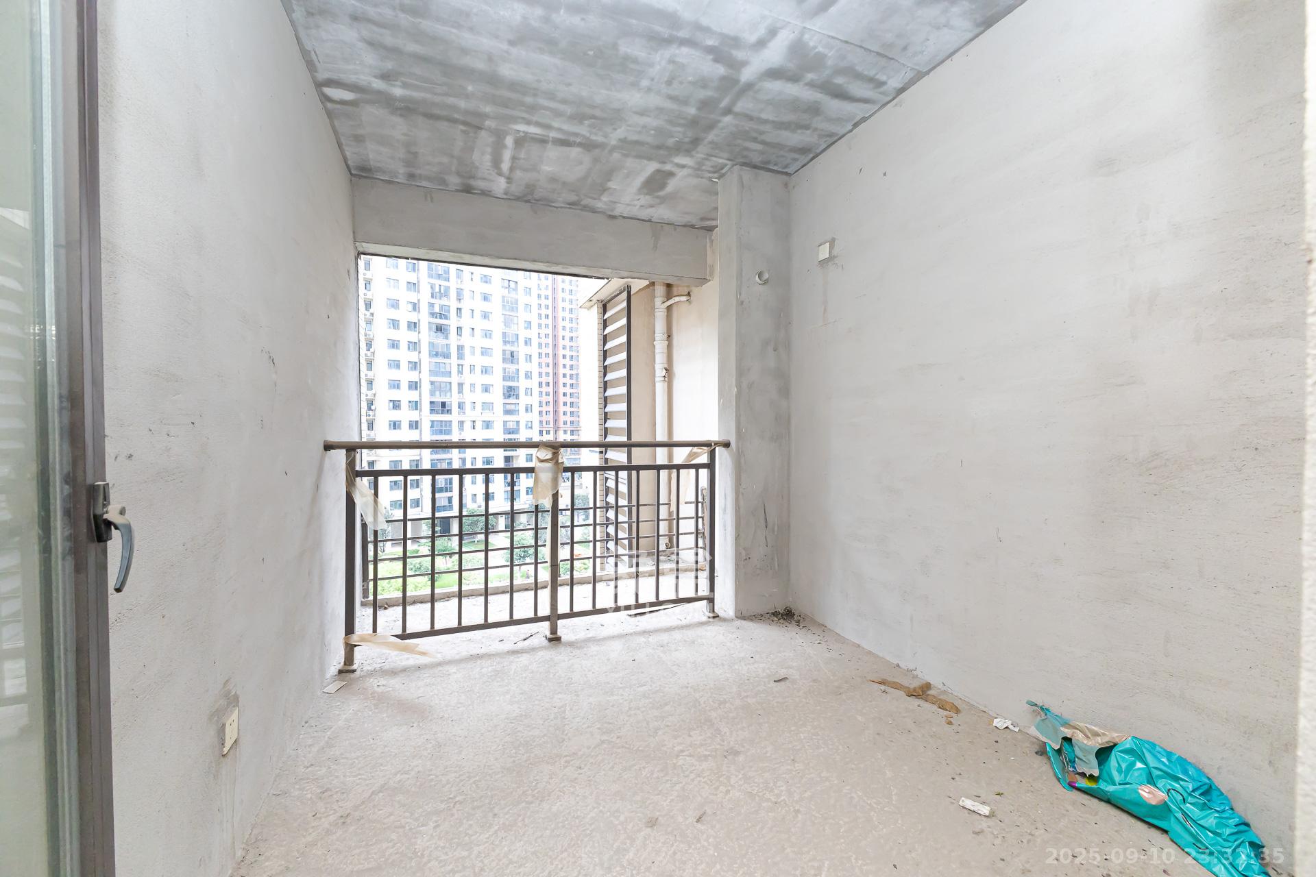 乾源国际  3室2厅2卫    75.0万卧室