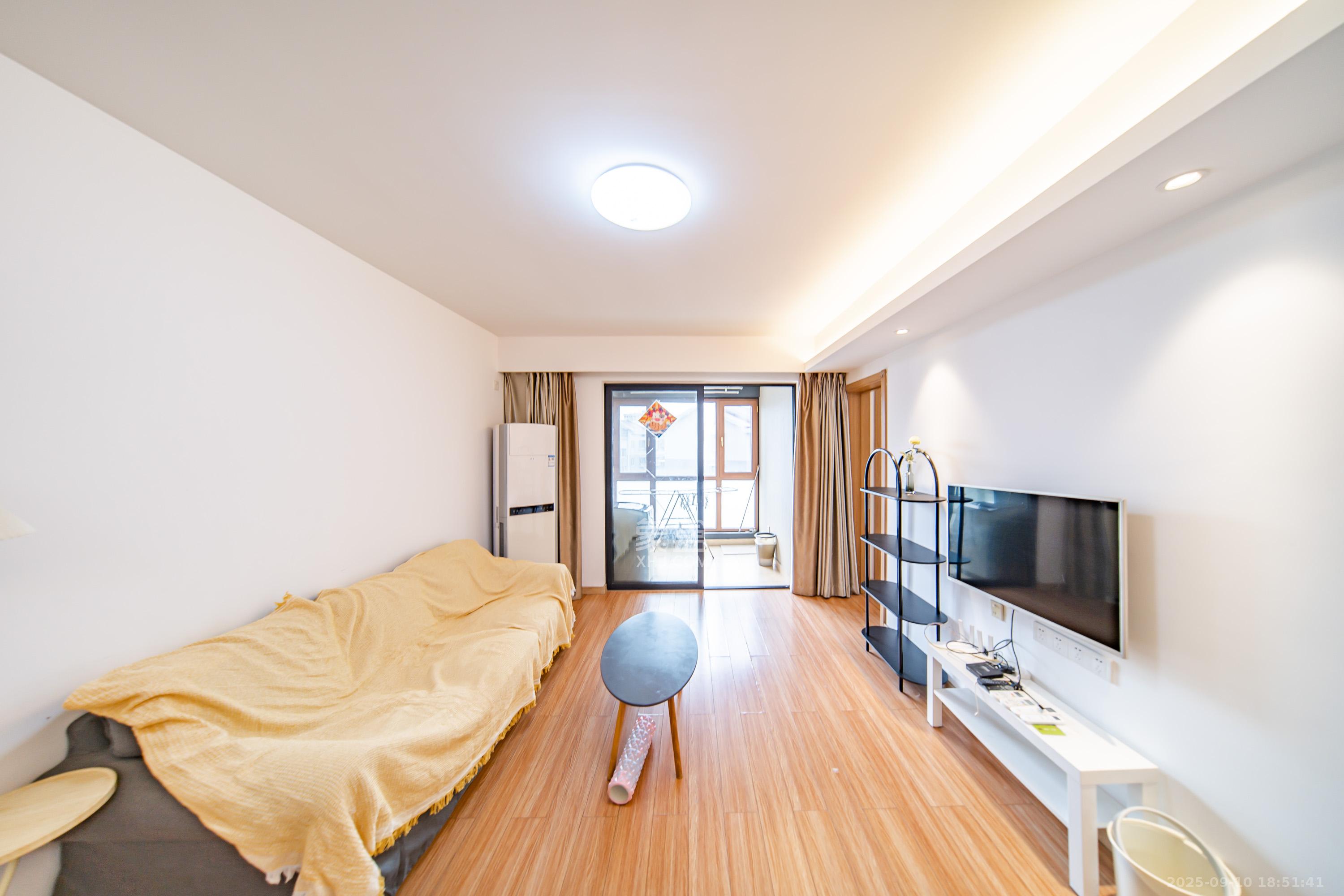 万科金域缇香 3室2厅2卫 120.0万 万科金域缇香 3室2厅2卫 120.0万客厅