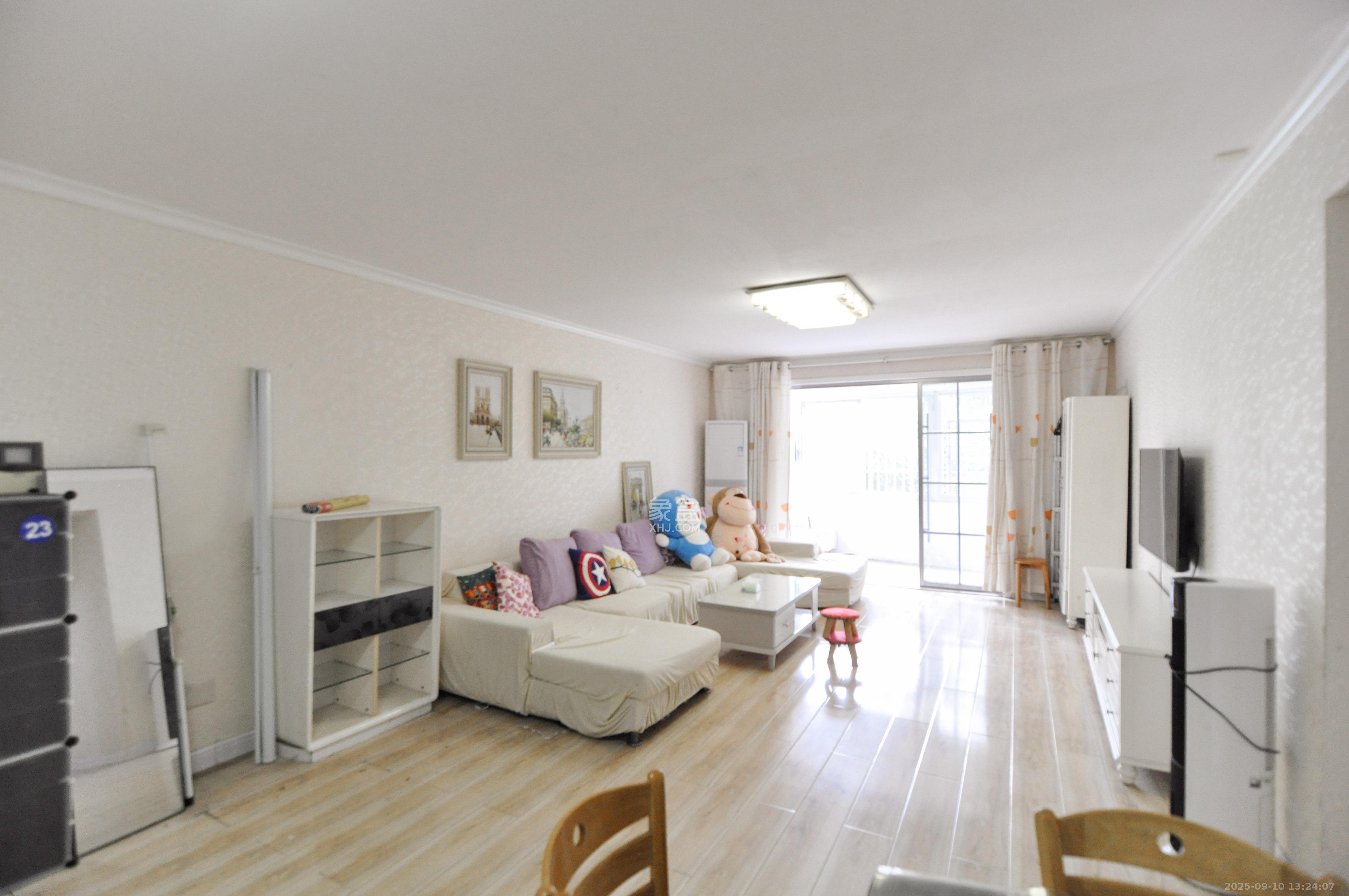 玛依拉山庄  3室2厅2卫    103.8万客厅