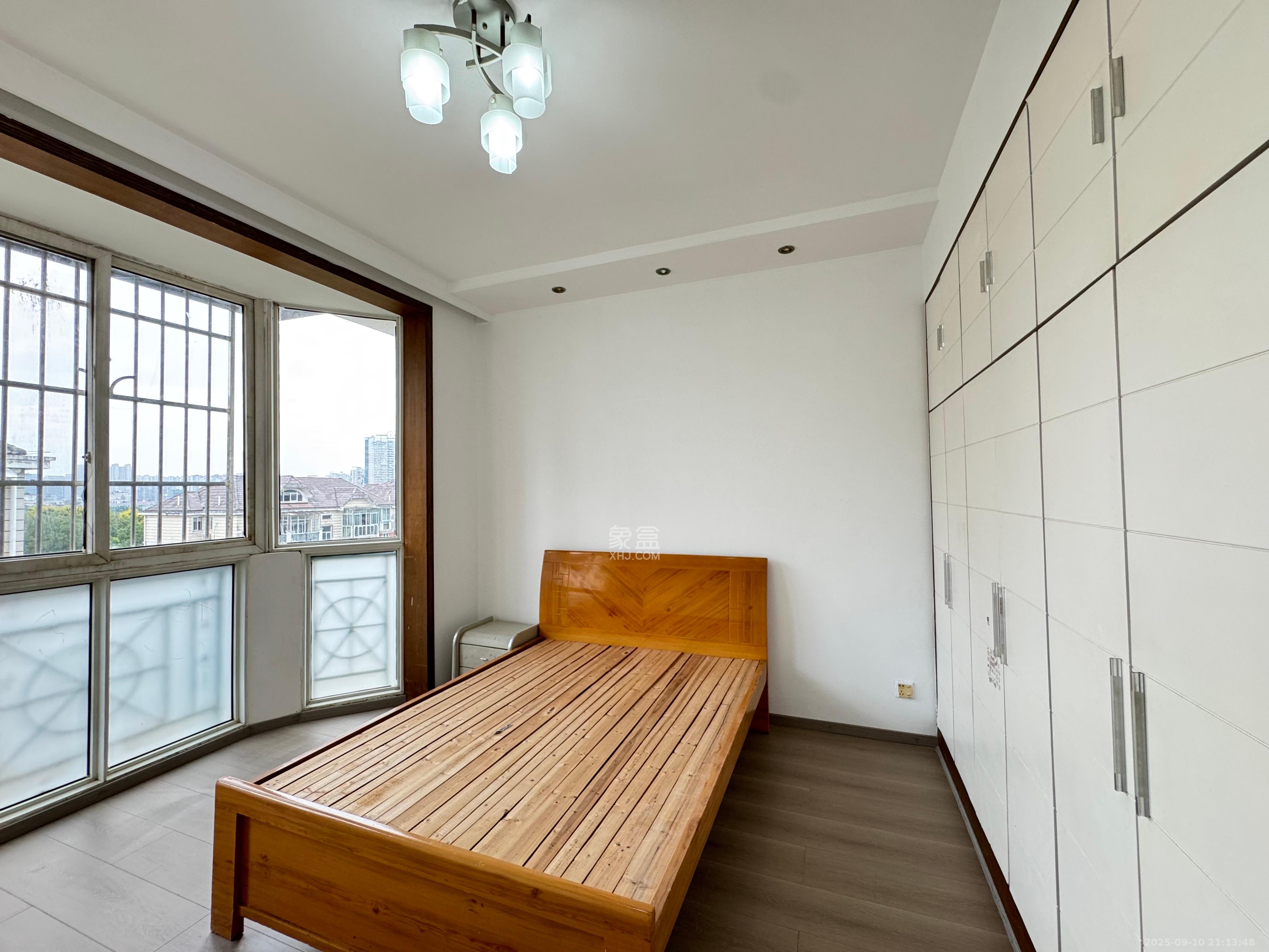 山水人家一二期  3室2厅2卫    1400.0元/月室内图