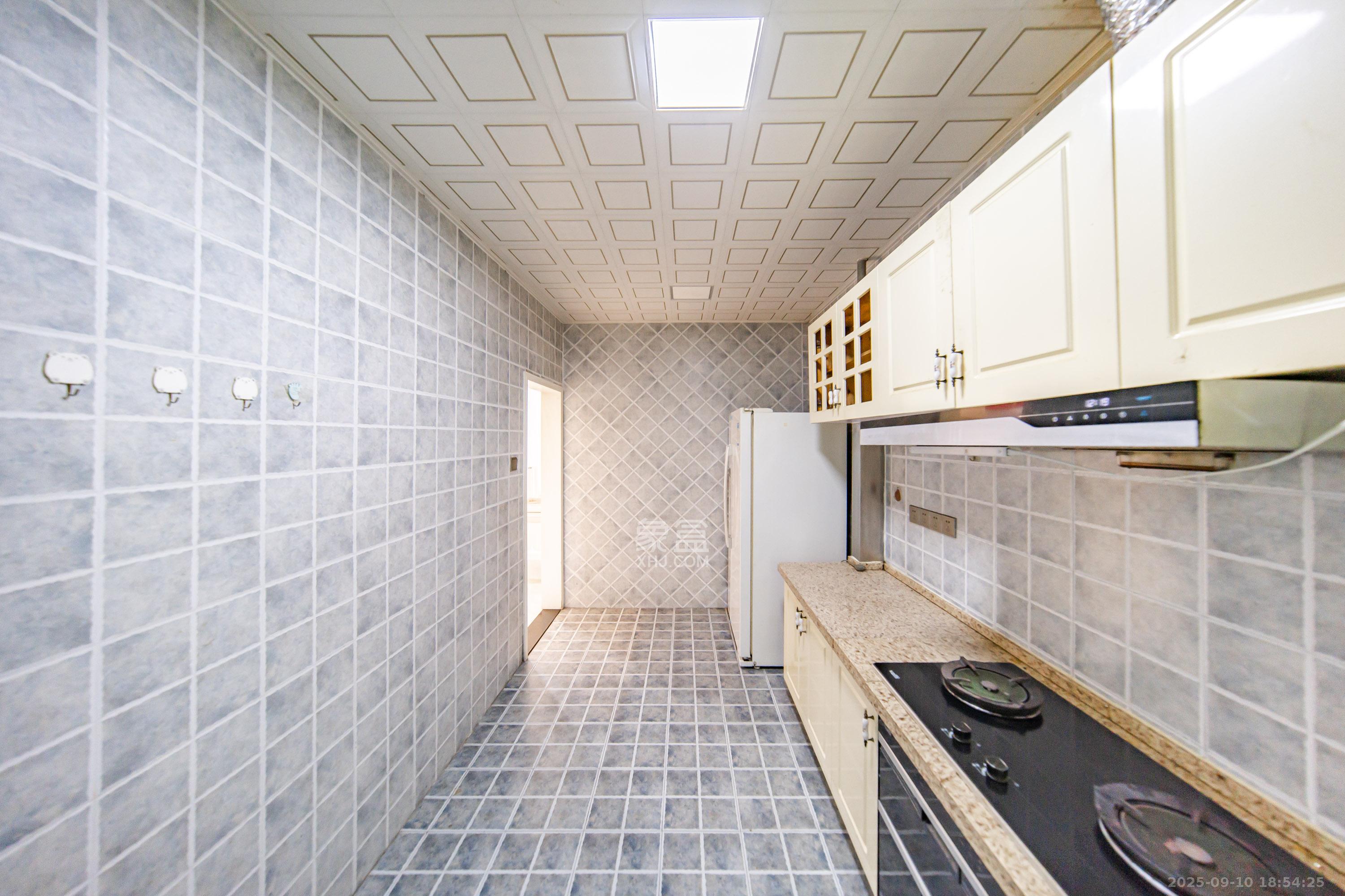 阳光100三期 3室2厅1卫 105.0万 阳光100三期 3室2厅1卫 105.0万厨房