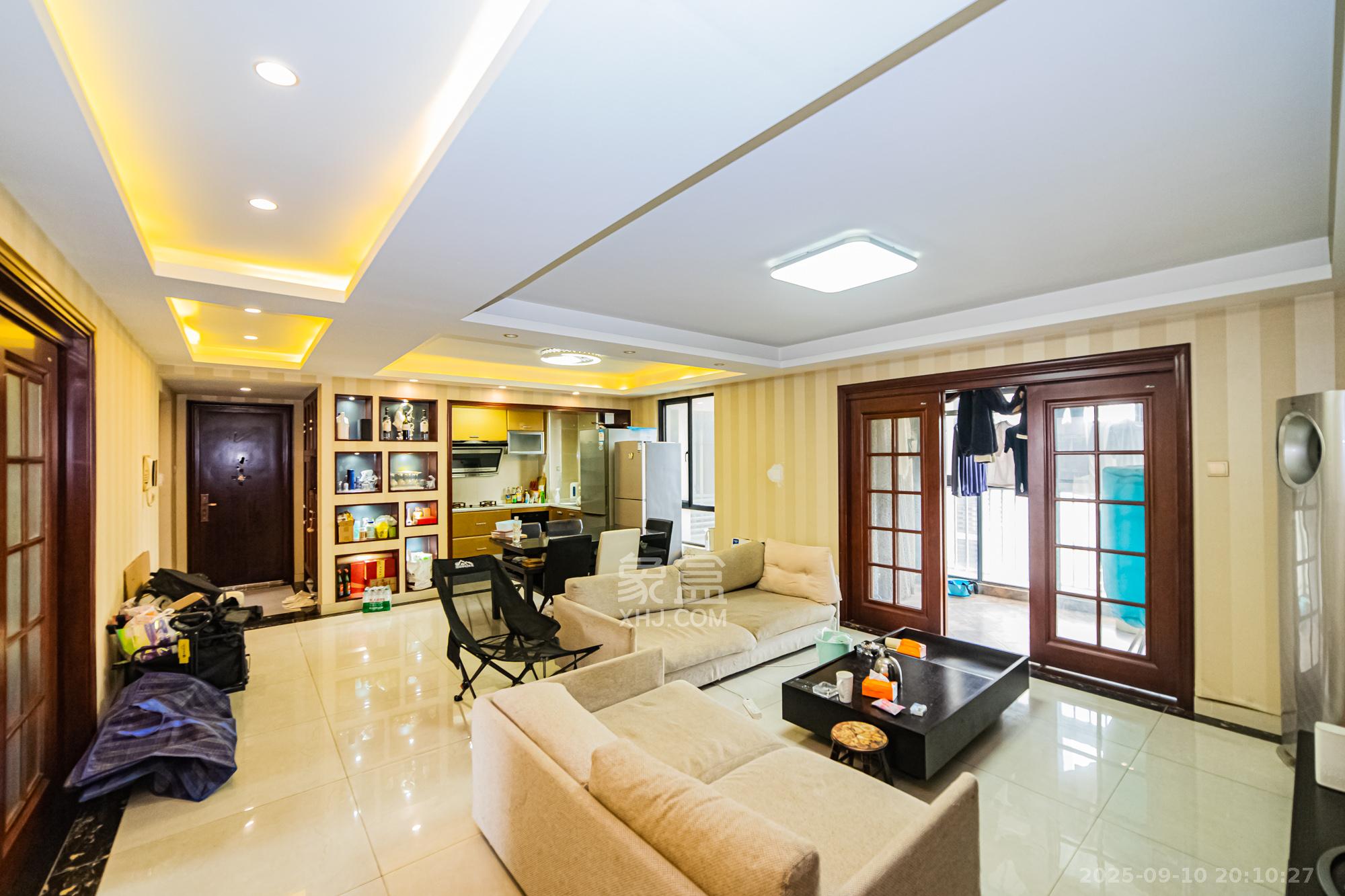 万科城  3室2厅1卫    113.0万客厅