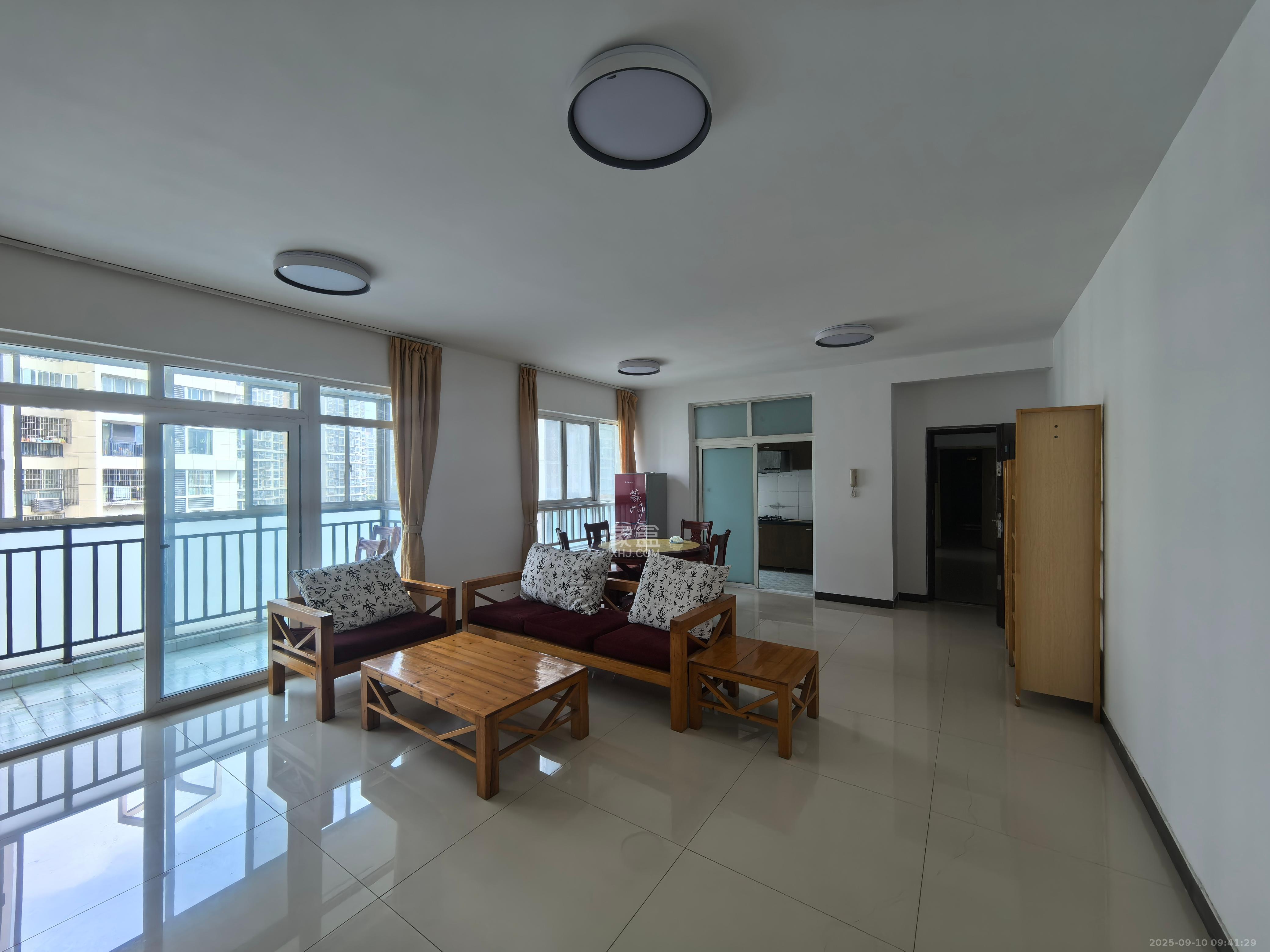 麓山润城  3室2厅2卫    2300.0元/月 麓山润城  3室2厅2卫    2300.0元/月室内图