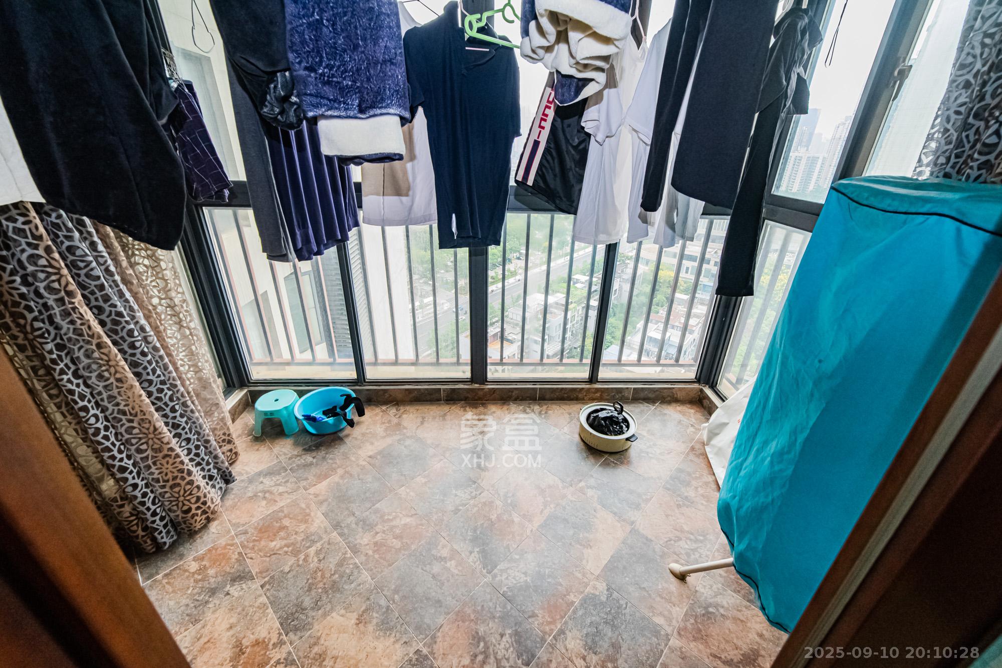 万科城  3室2厅1卫    113.0万阳台