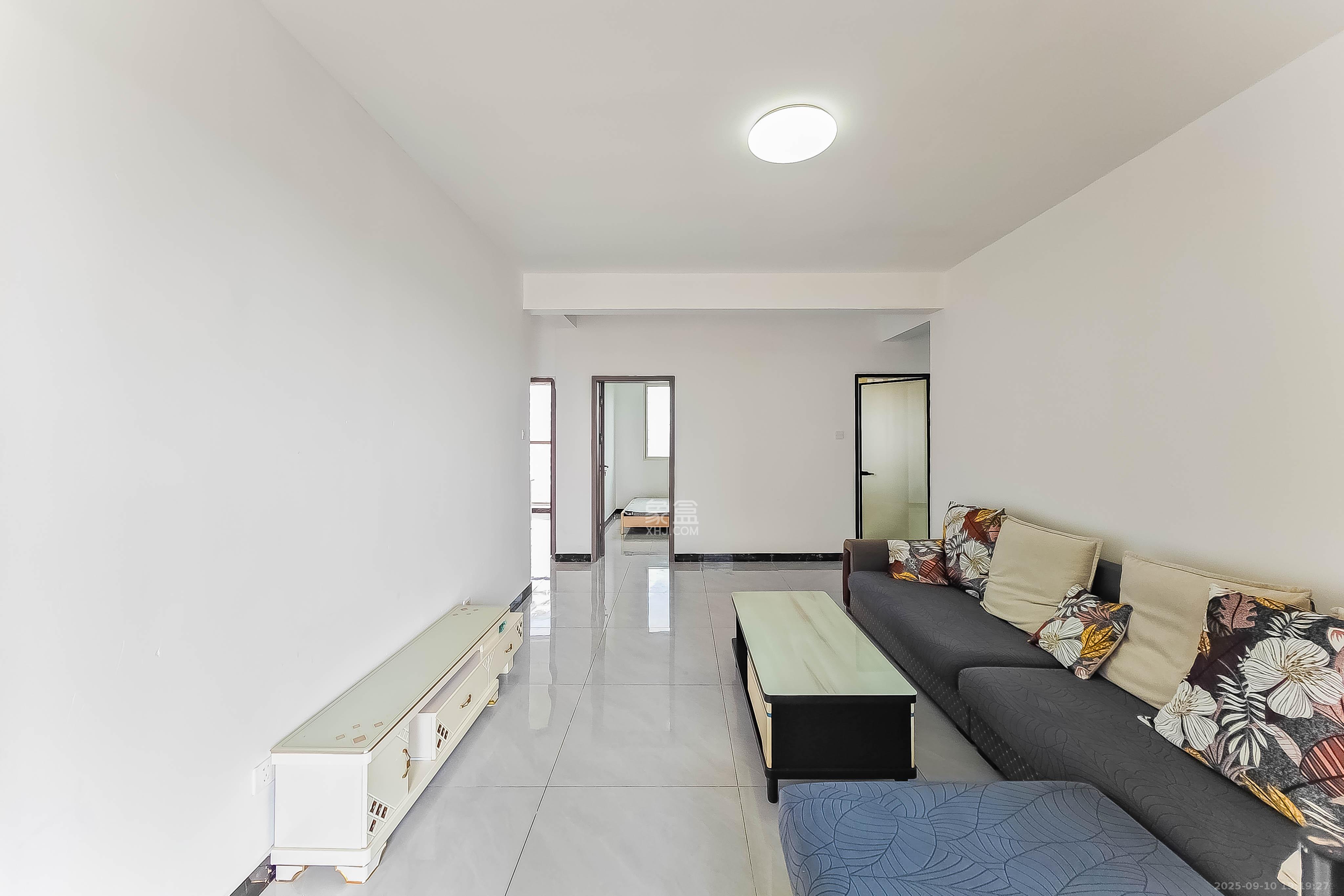 万里时代  3室2厅2卫    95.0万客厅